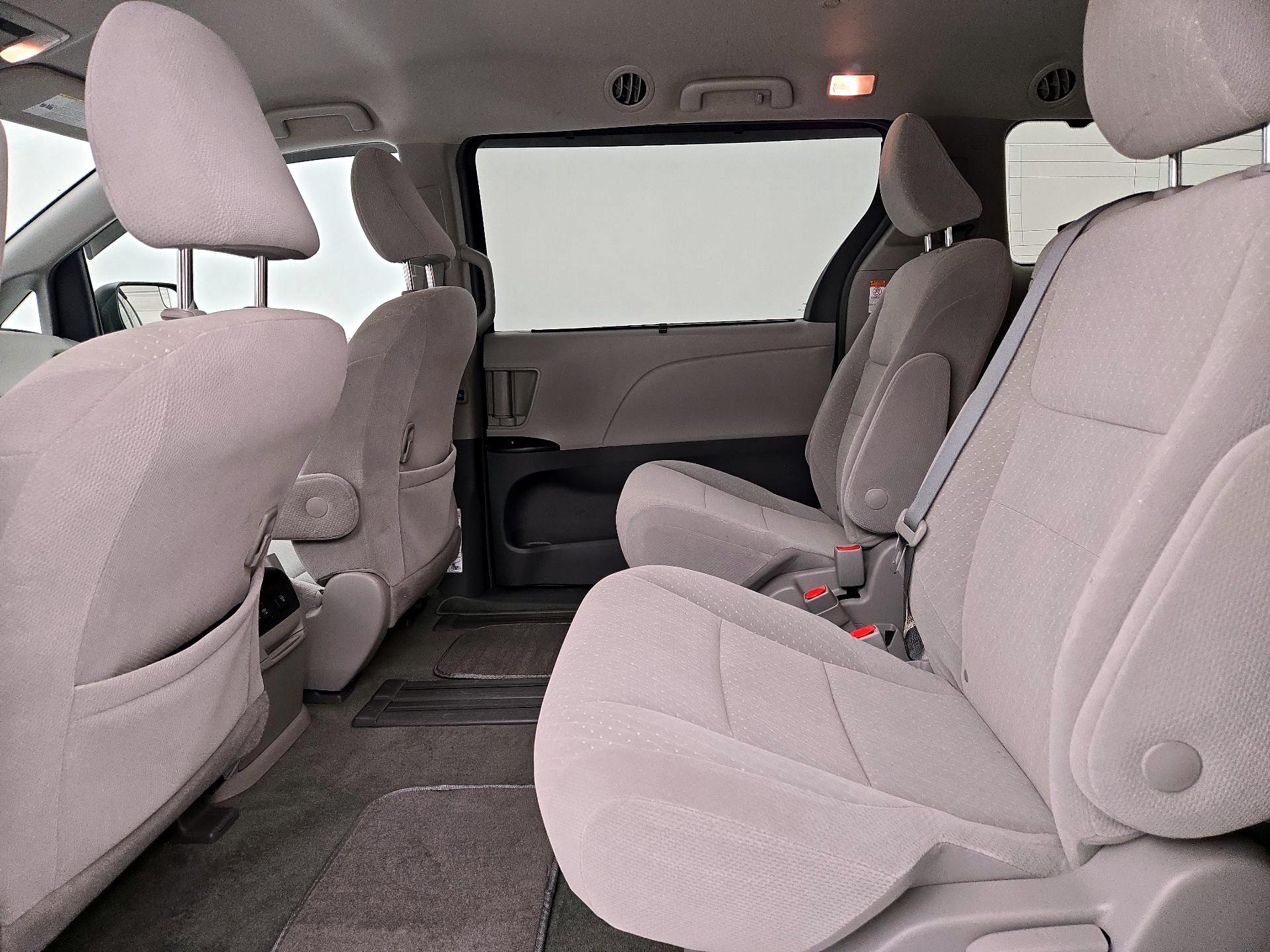 Thumbnail: 2019 Toyota Sienna - 19