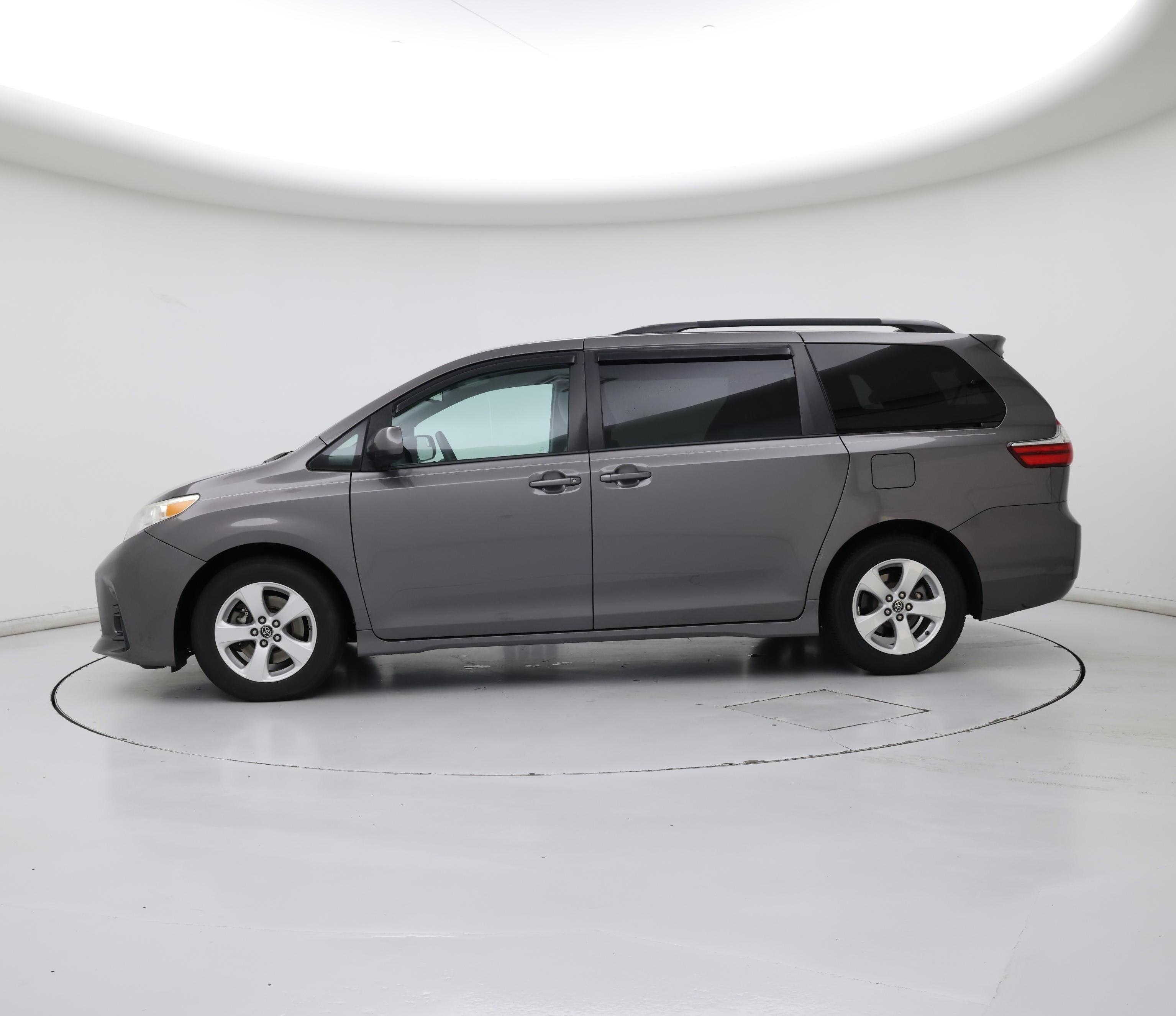 Thumbnail: 2019 Toyota Sienna - 3
