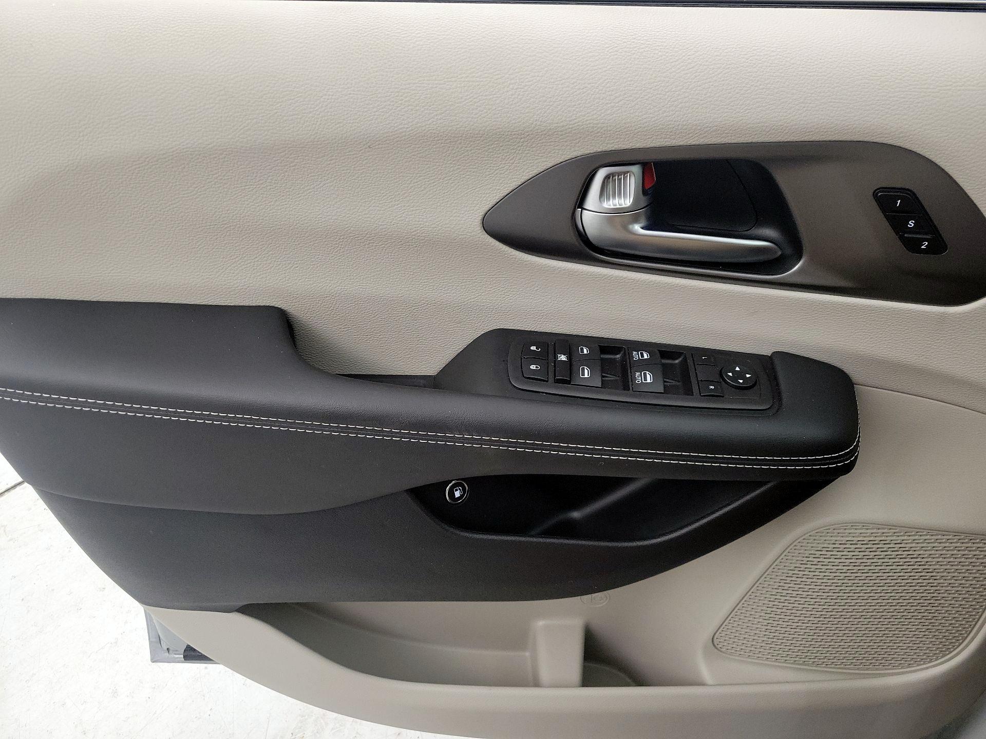 Thumbnail: 2023 Chrysler Pacifica - 12