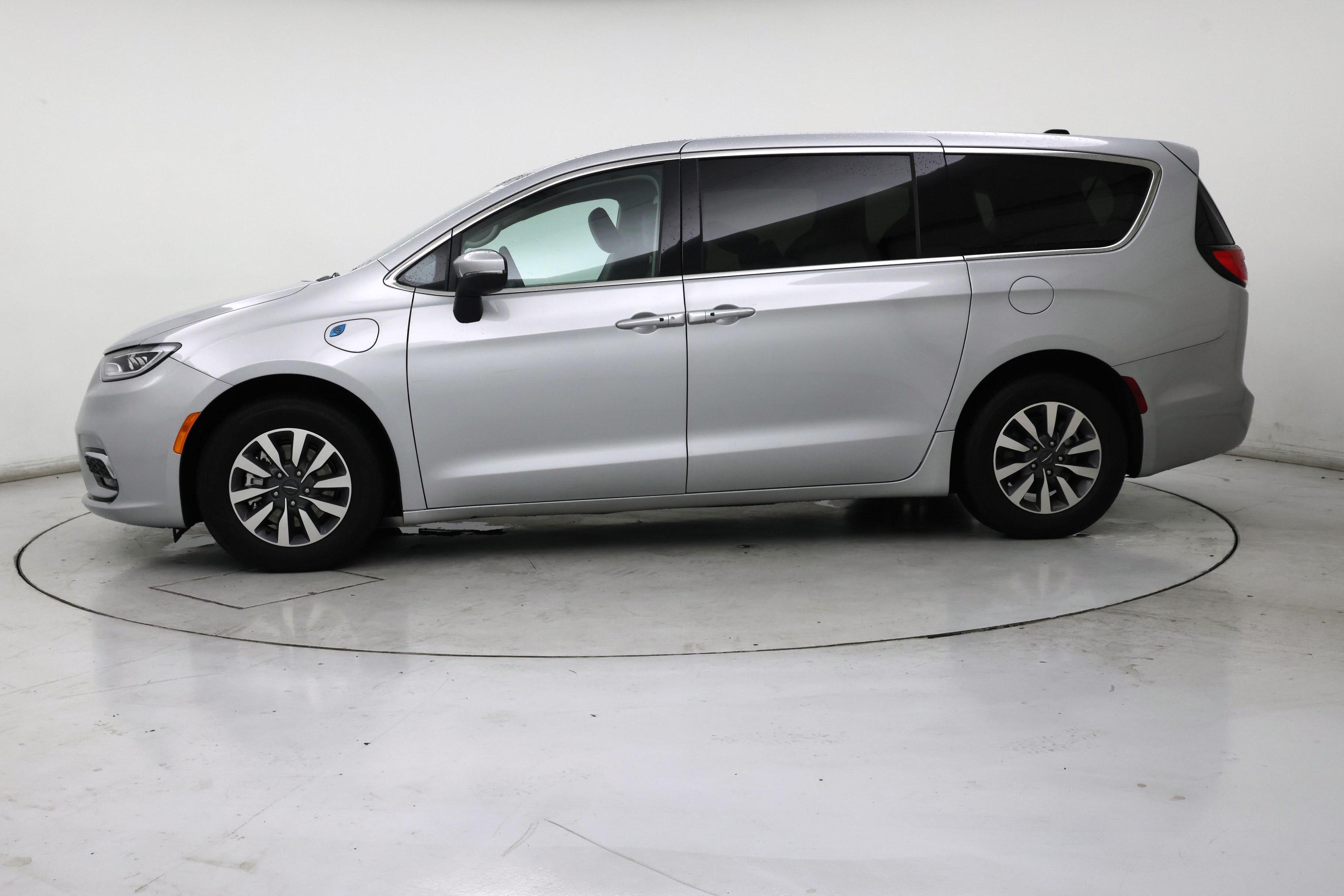 Thumbnail: 2023 Chrysler Pacifica - 3