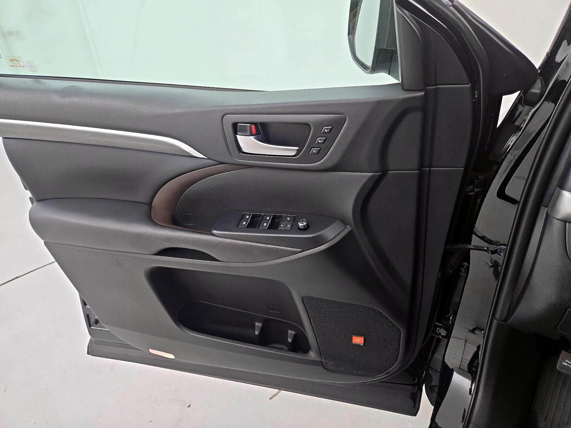 Thumbnail: 2019 Toyota Highlander - 12