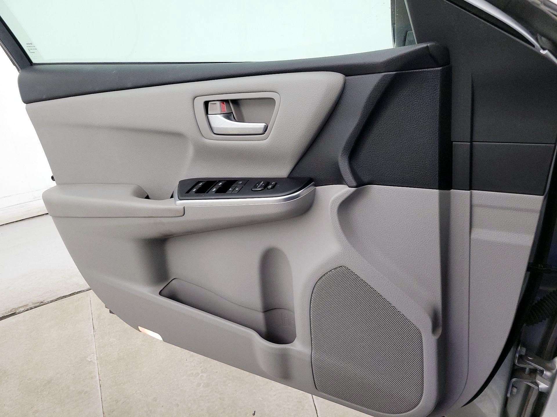 Thumbnail: 2015 Toyota Camry - 12