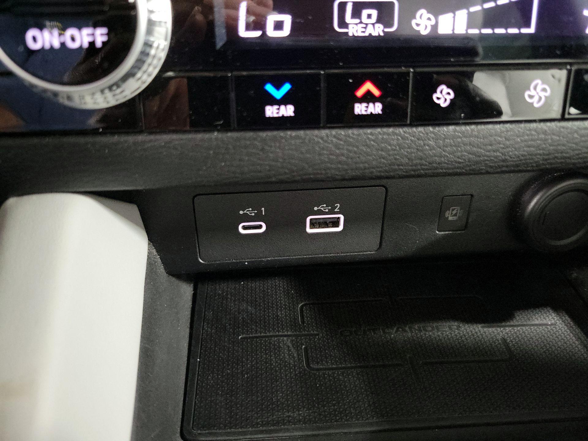Thumbnail: 2022 Mitsubishi Outlander - 19