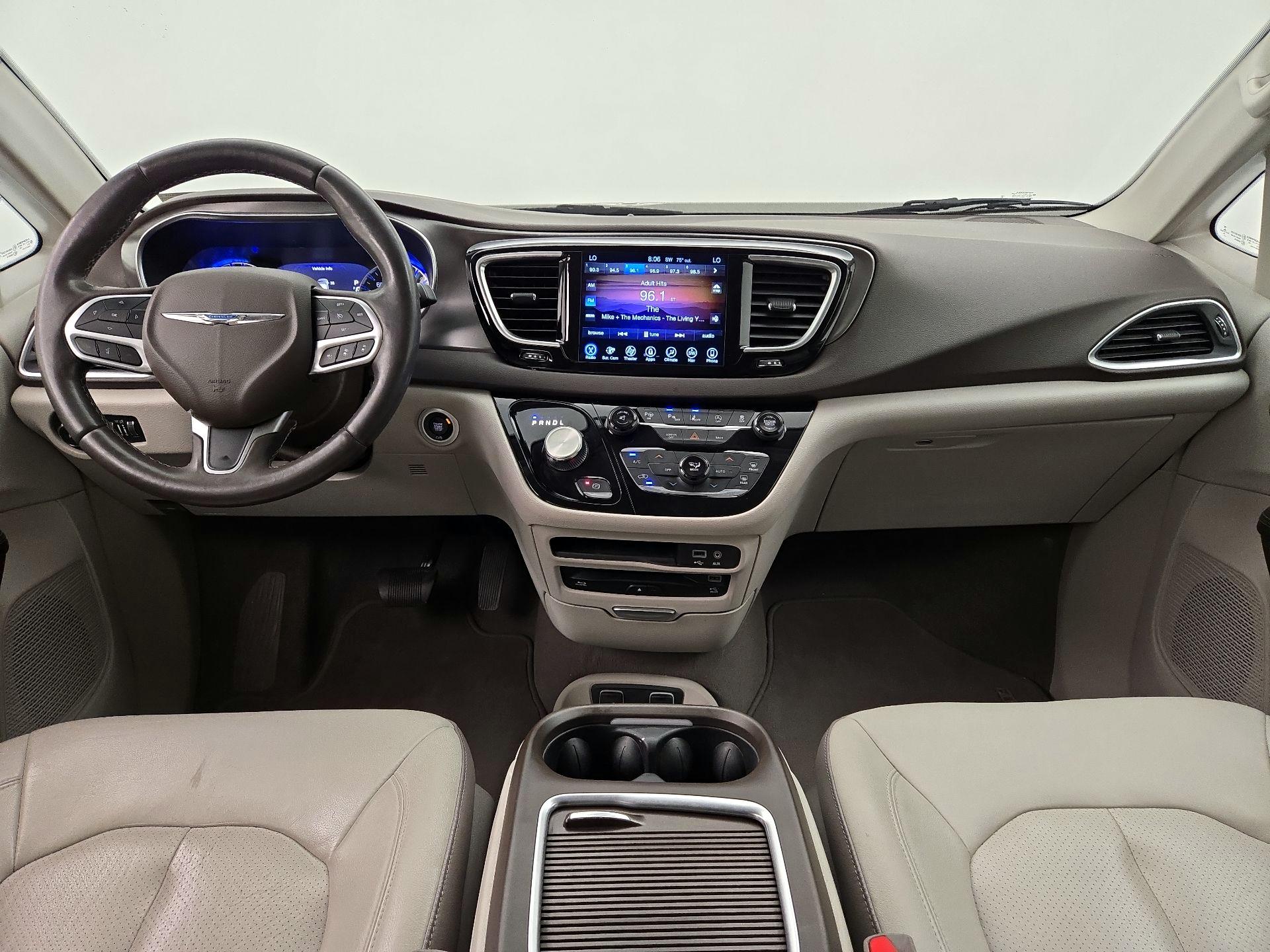 Thumbnail: 2017 Chrysler Pacifica - 9