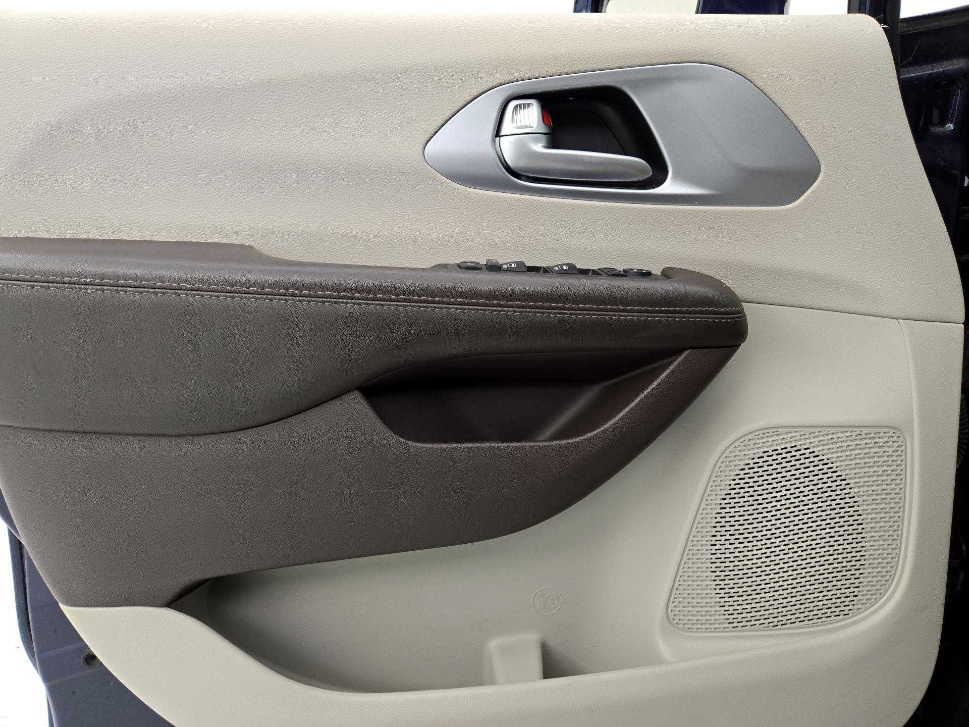Thumbnail: 2017 Chrysler Pacifica - 12