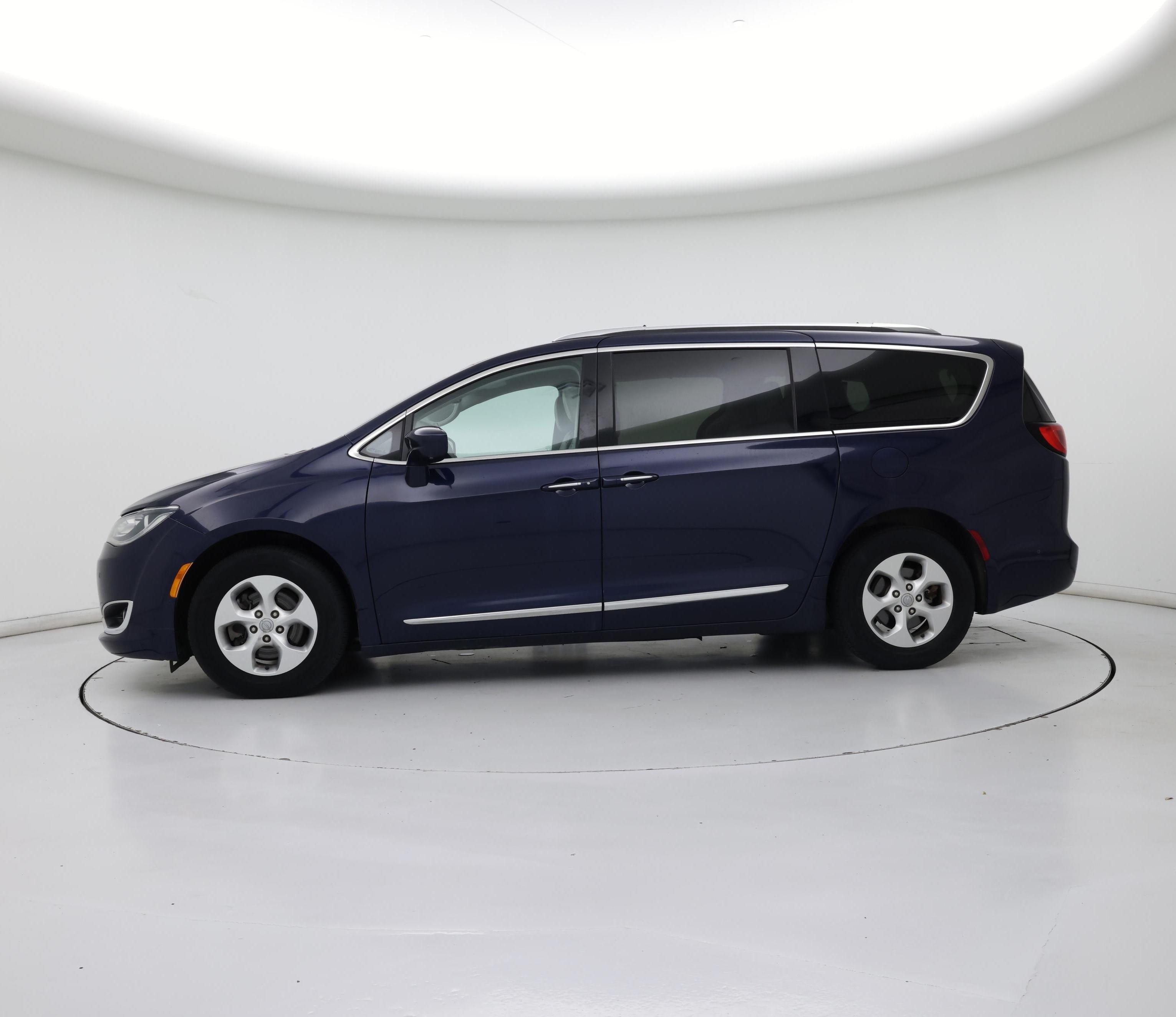 Thumbnail: 2017 Chrysler Pacifica - 3