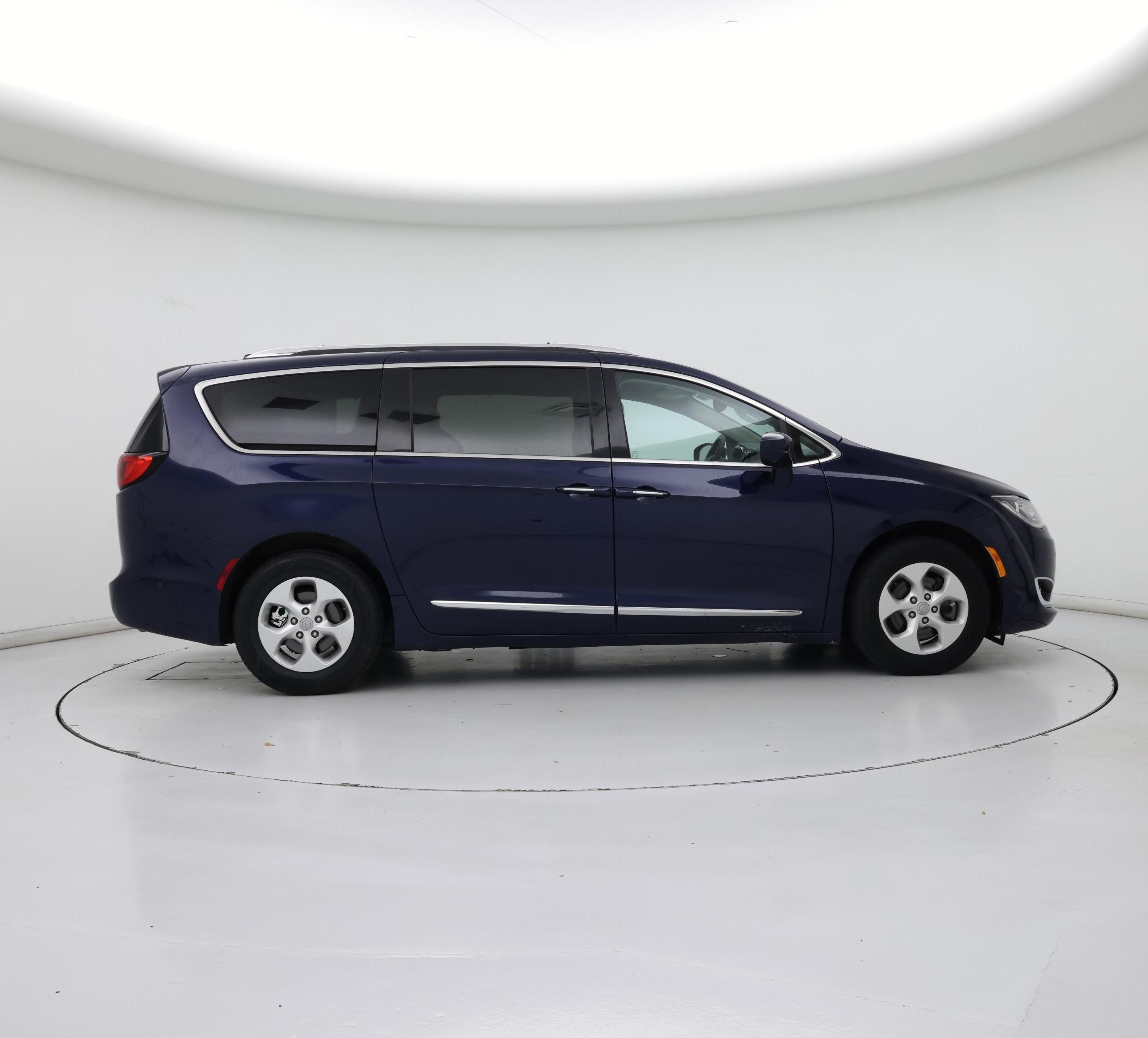Thumbnail: 2017 Chrysler Pacifica - 7