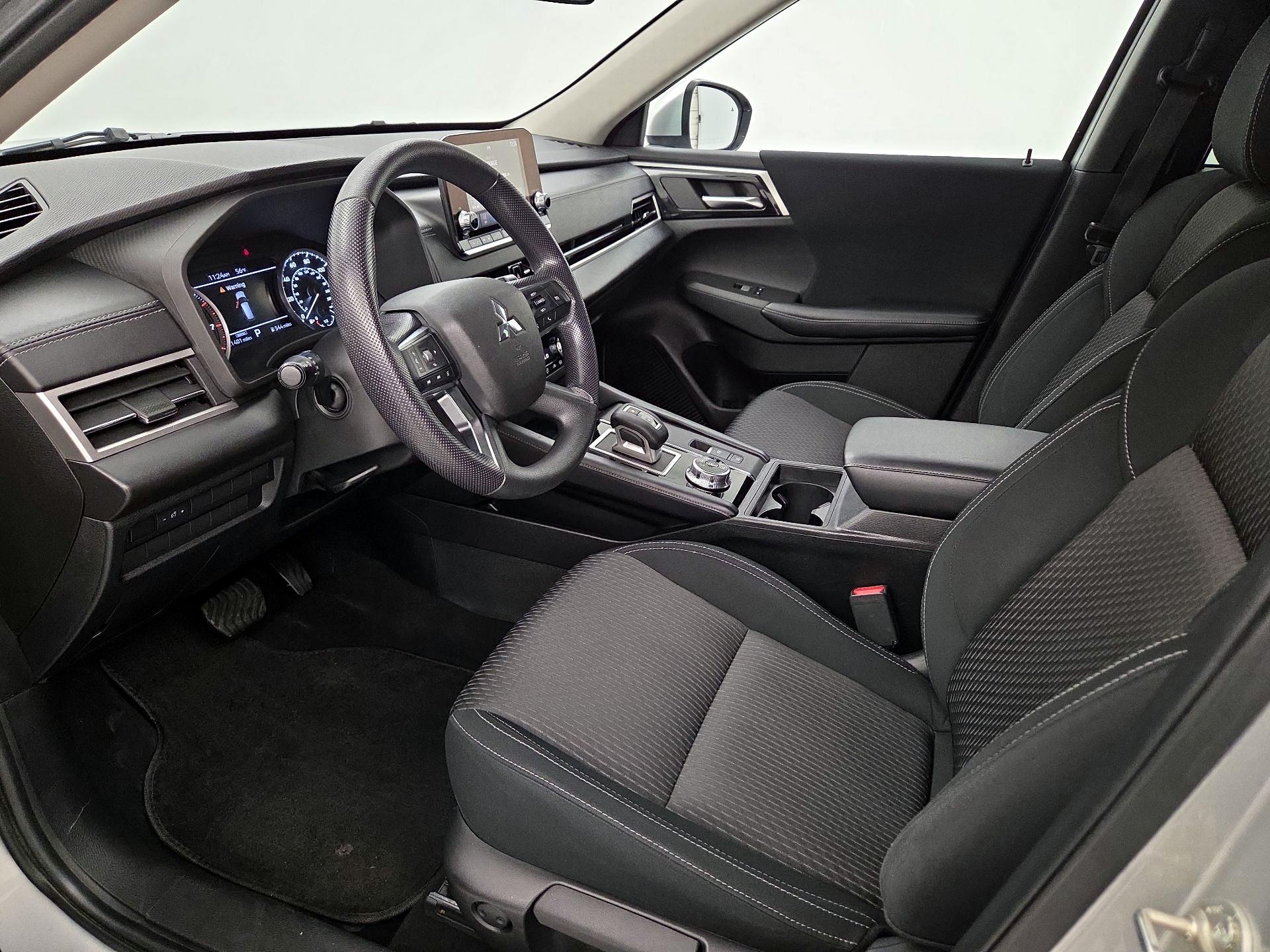 Thumbnail: 2022 Mitsubishi Outlander - 11