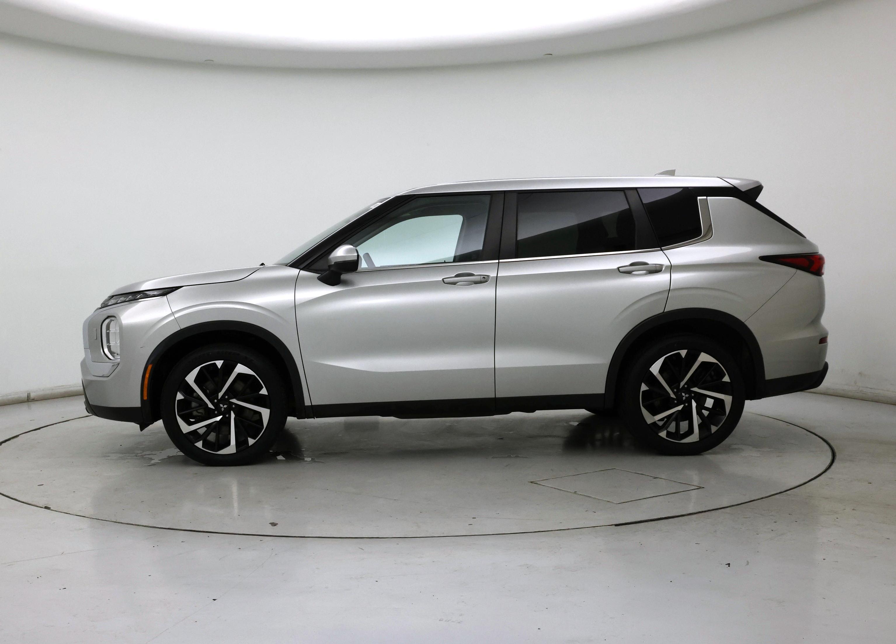 Thumbnail: 2022 Mitsubishi Outlander - 3