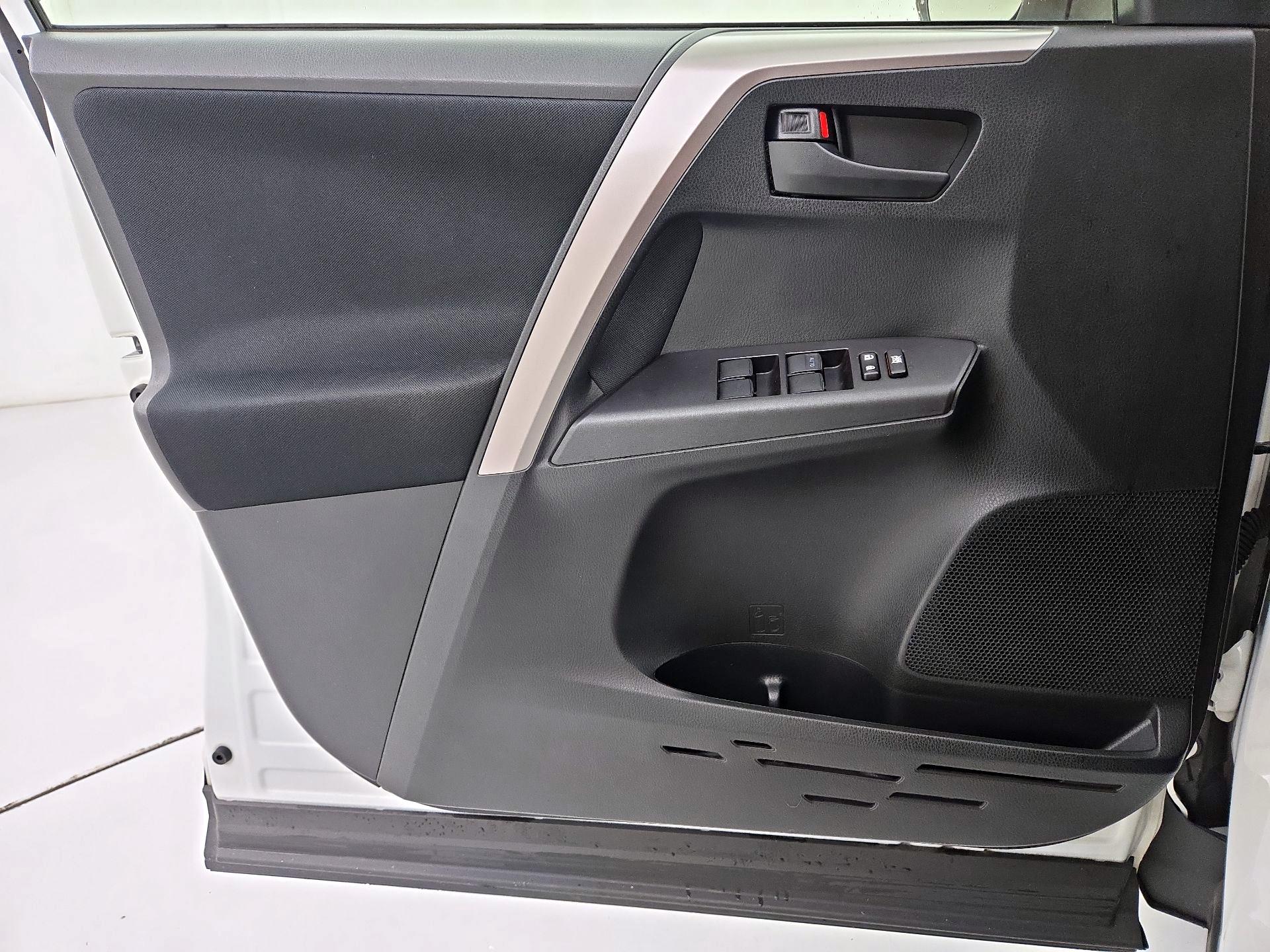 Thumbnail: 2016 Toyota RAV4 - 12