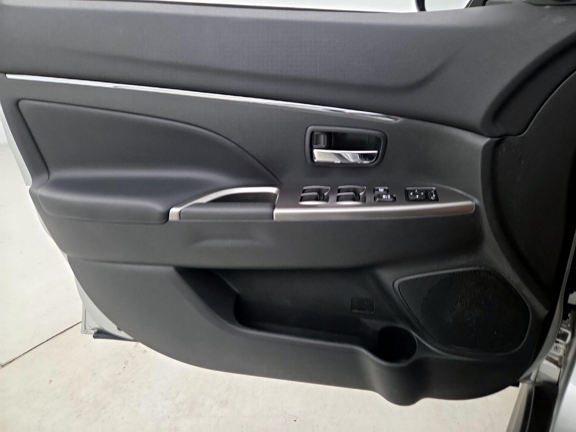 Thumbnail: 2023 Mitsubishi Outlander Sport - 12