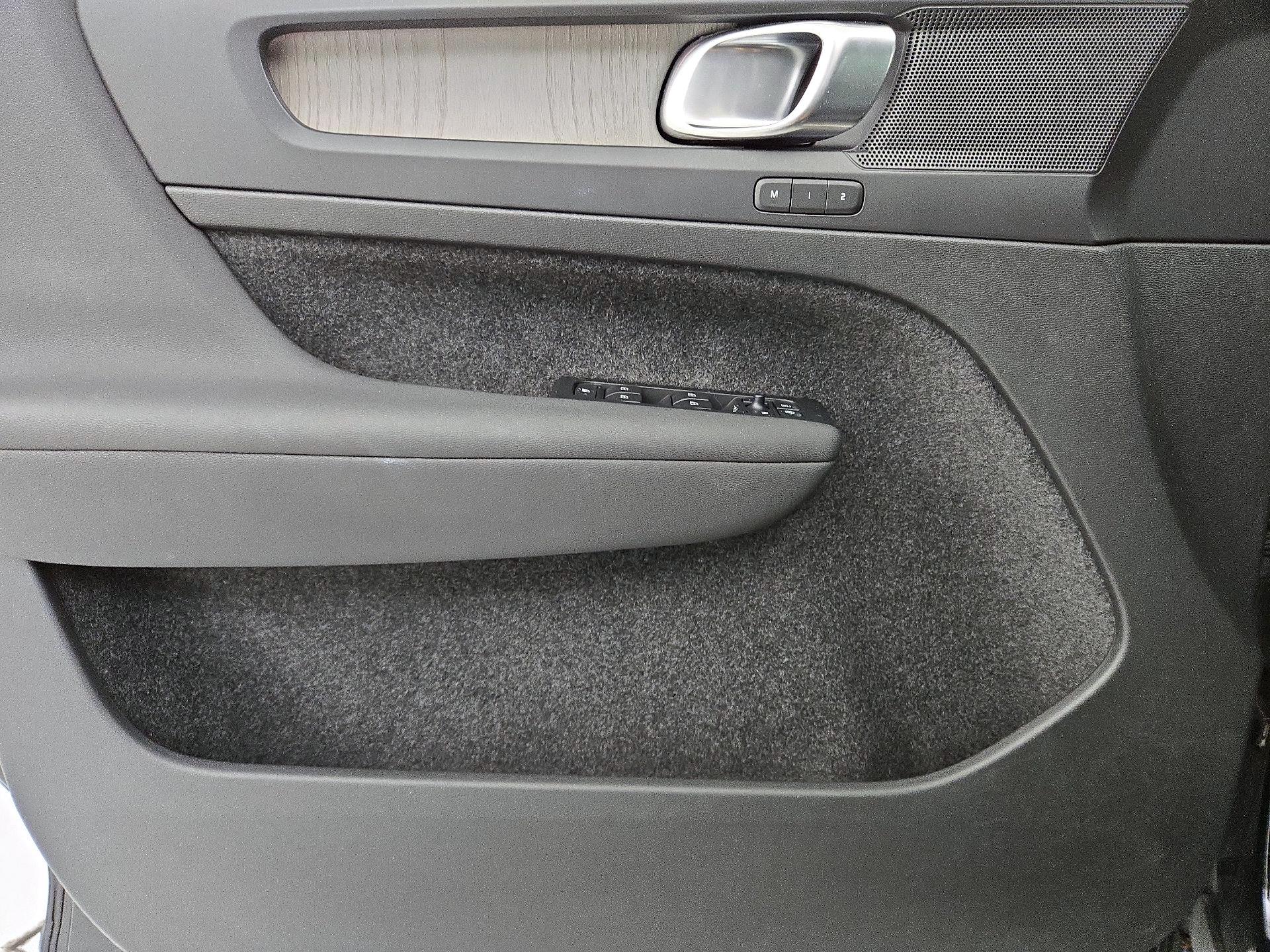 Thumbnail: 2023 Volvo XC40 - 12