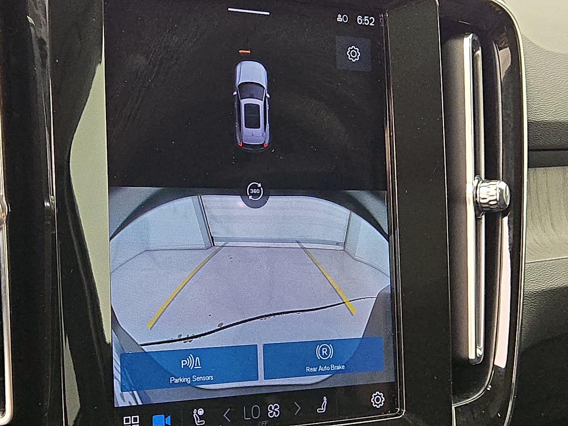 Thumbnail: 2023 Volvo XC40 - 14