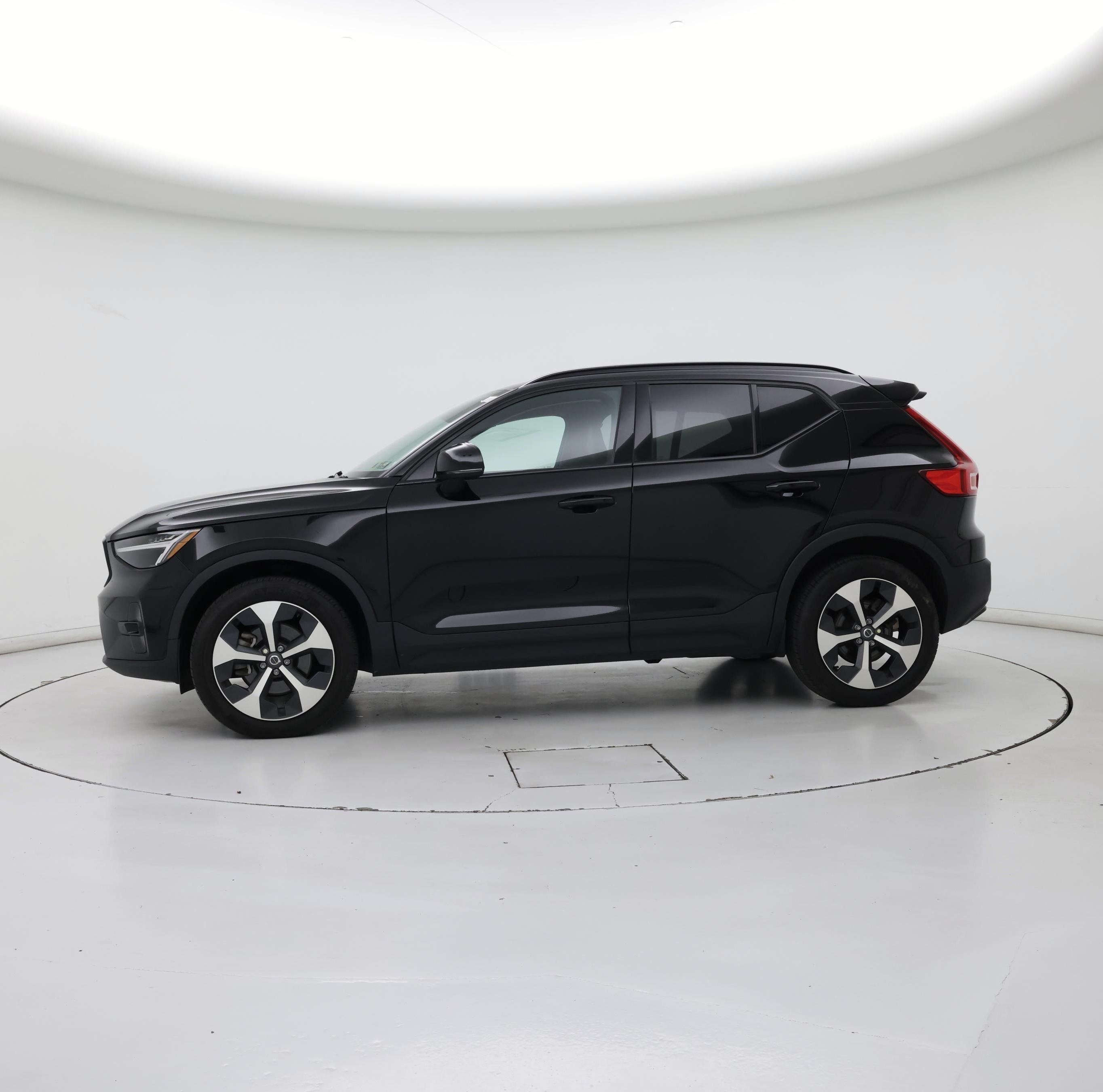 Thumbnail: 2023 Volvo XC40 - 3