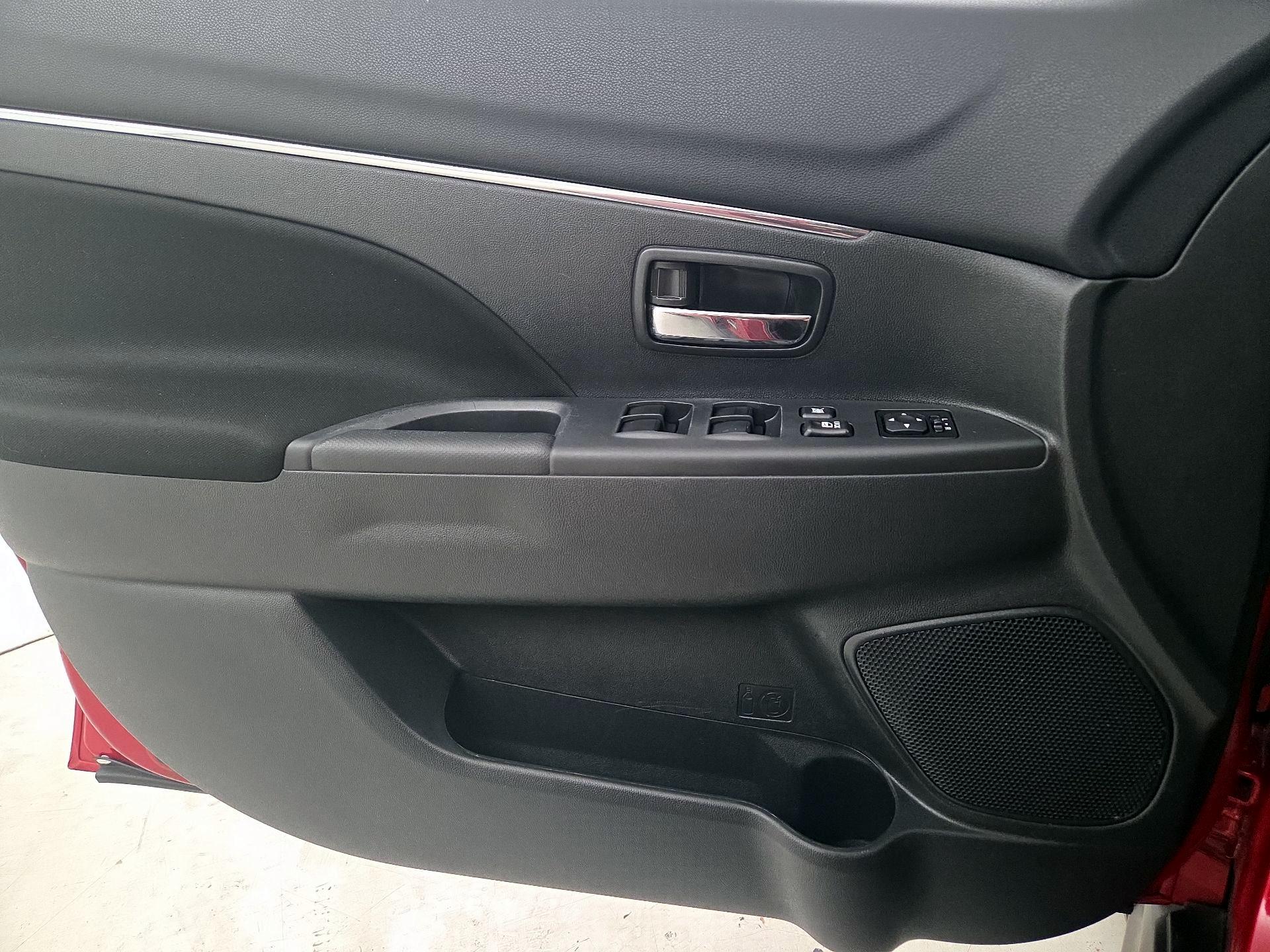 Thumbnail: 2023 Mitsubishi Outlander Sport - 12