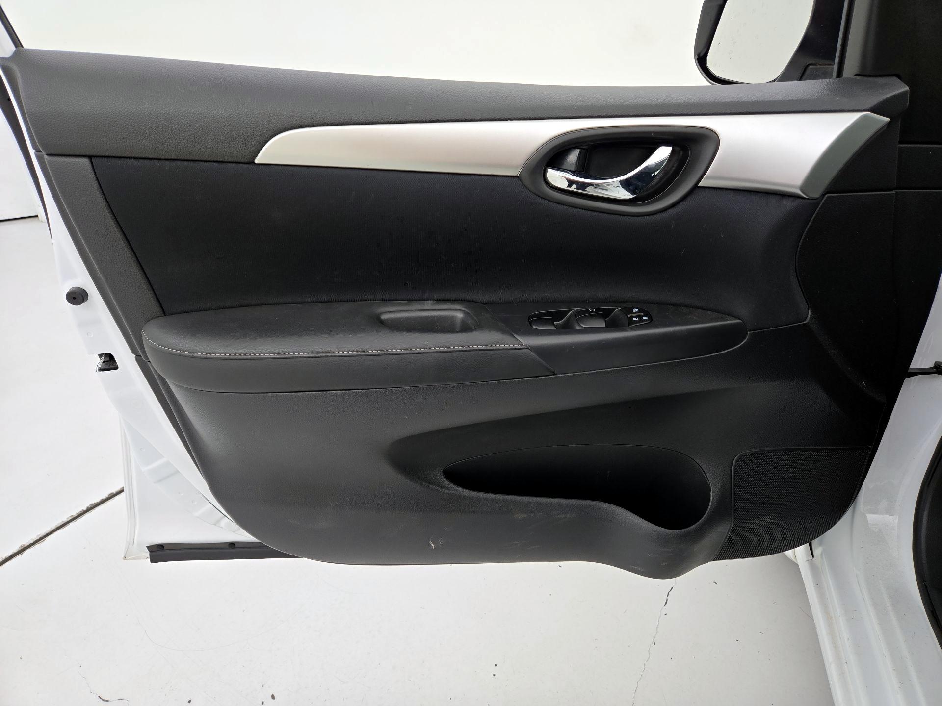 Thumbnail: 2016 Nissan Sentra - 12