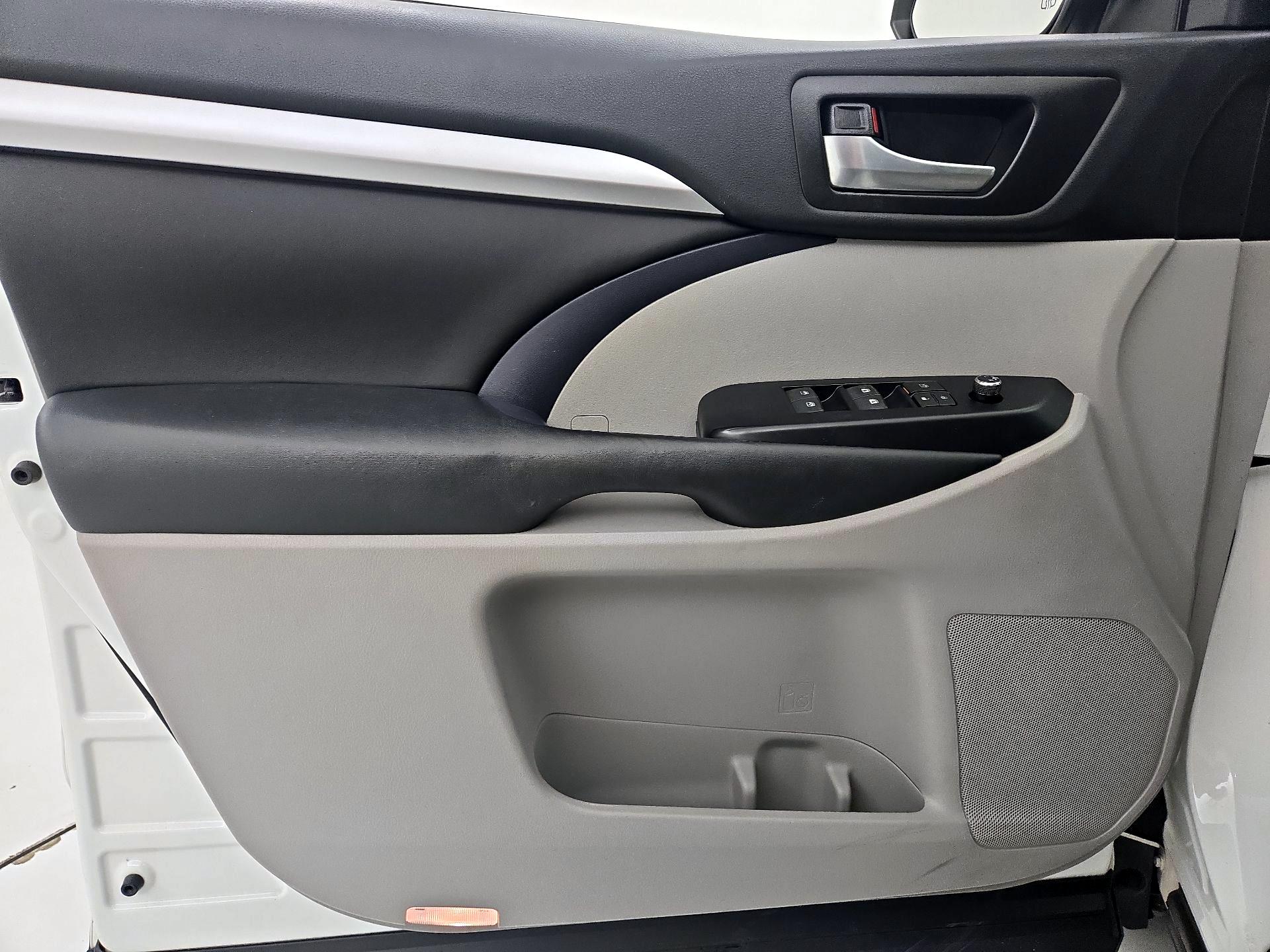 Thumbnail: 2019 Toyota Highlander - 12