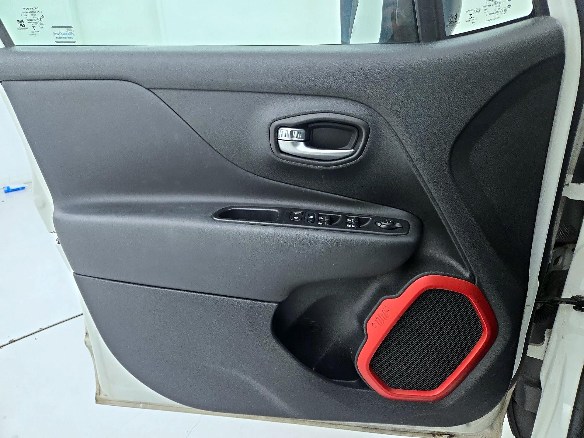 Thumbnail: 2017 Jeep Renegade - 12