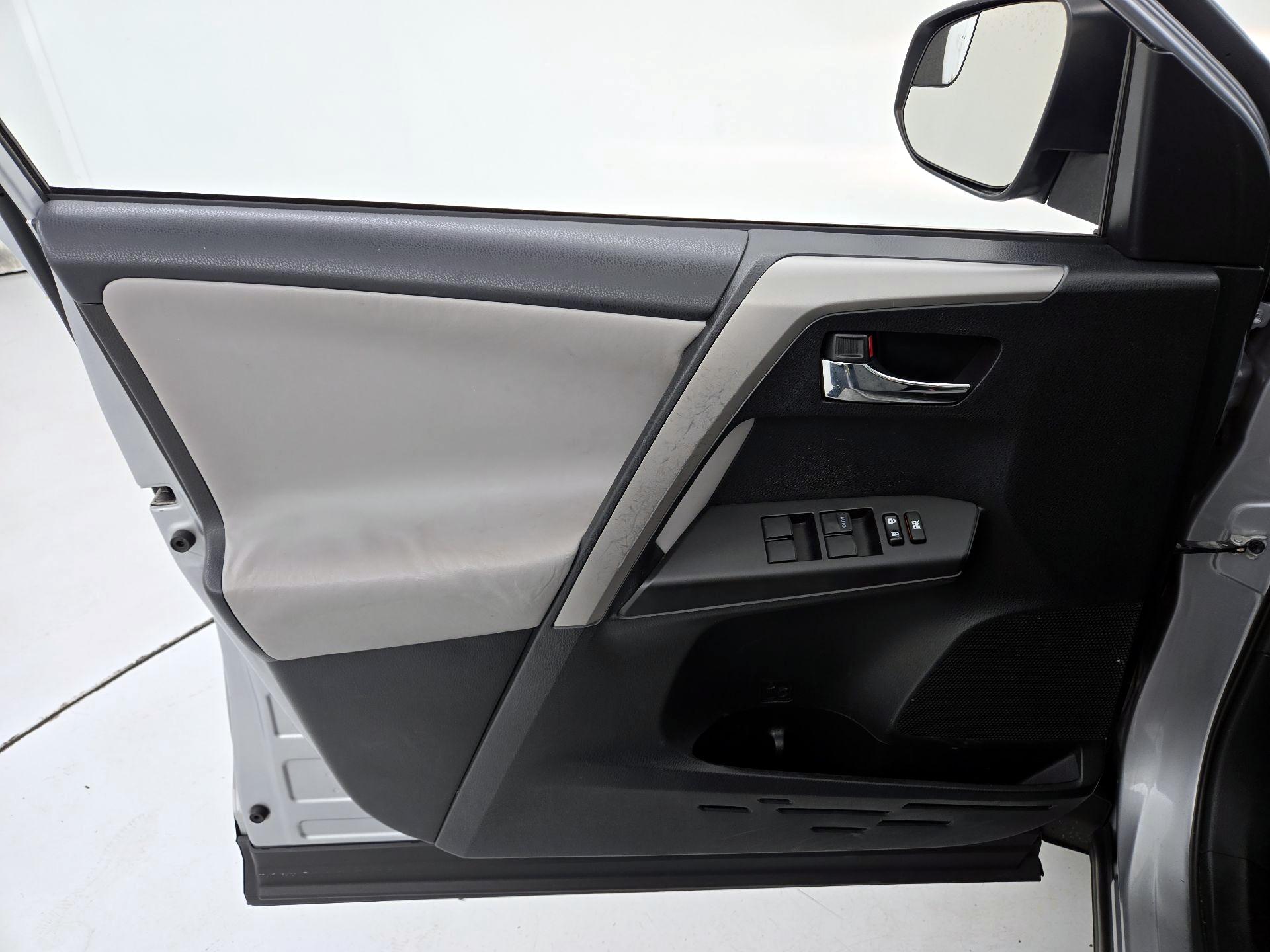 Thumbnail: 2016 Toyota RAV4 - 12