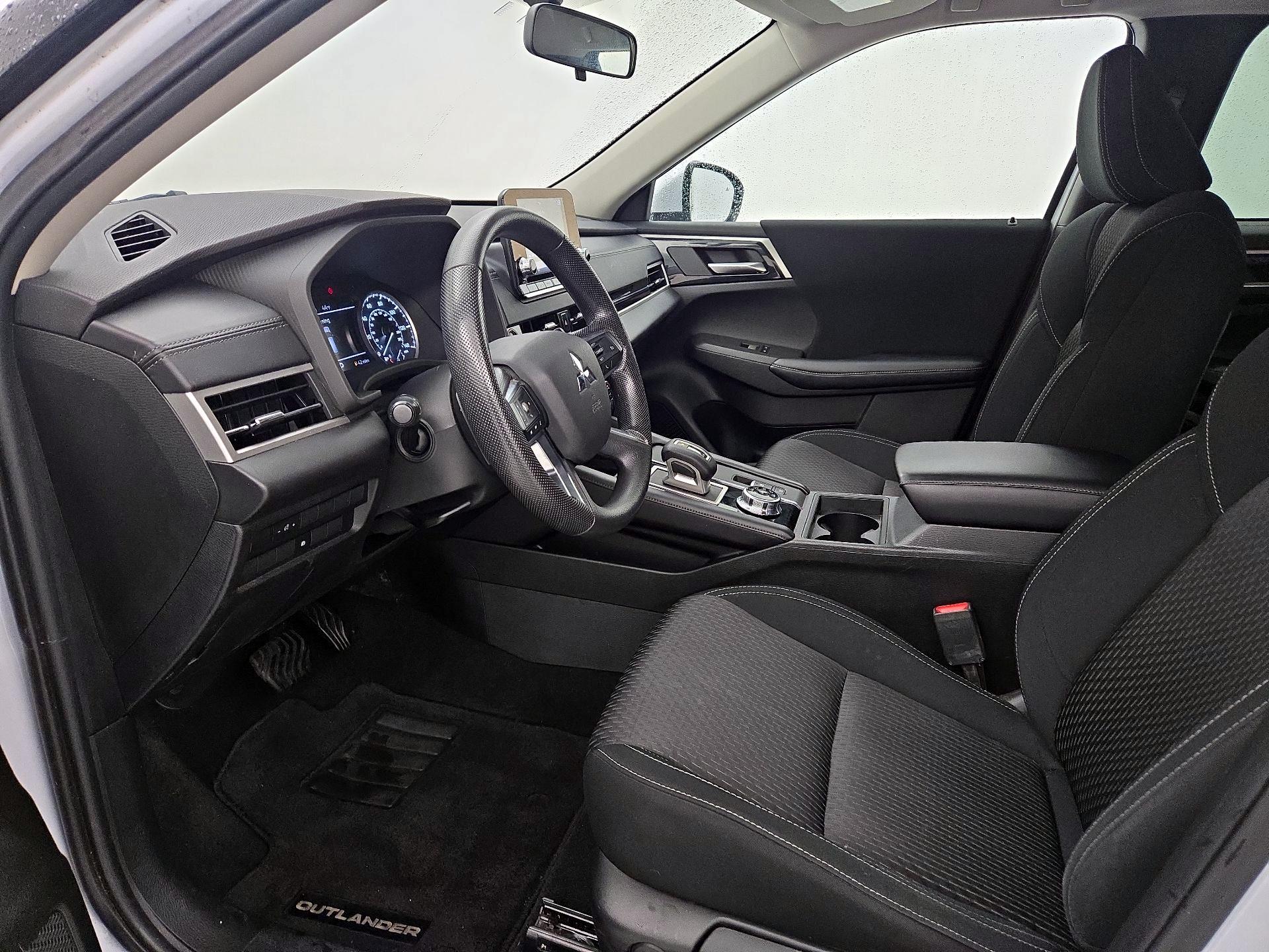 Thumbnail: 2022 Mitsubishi Outlander - 11