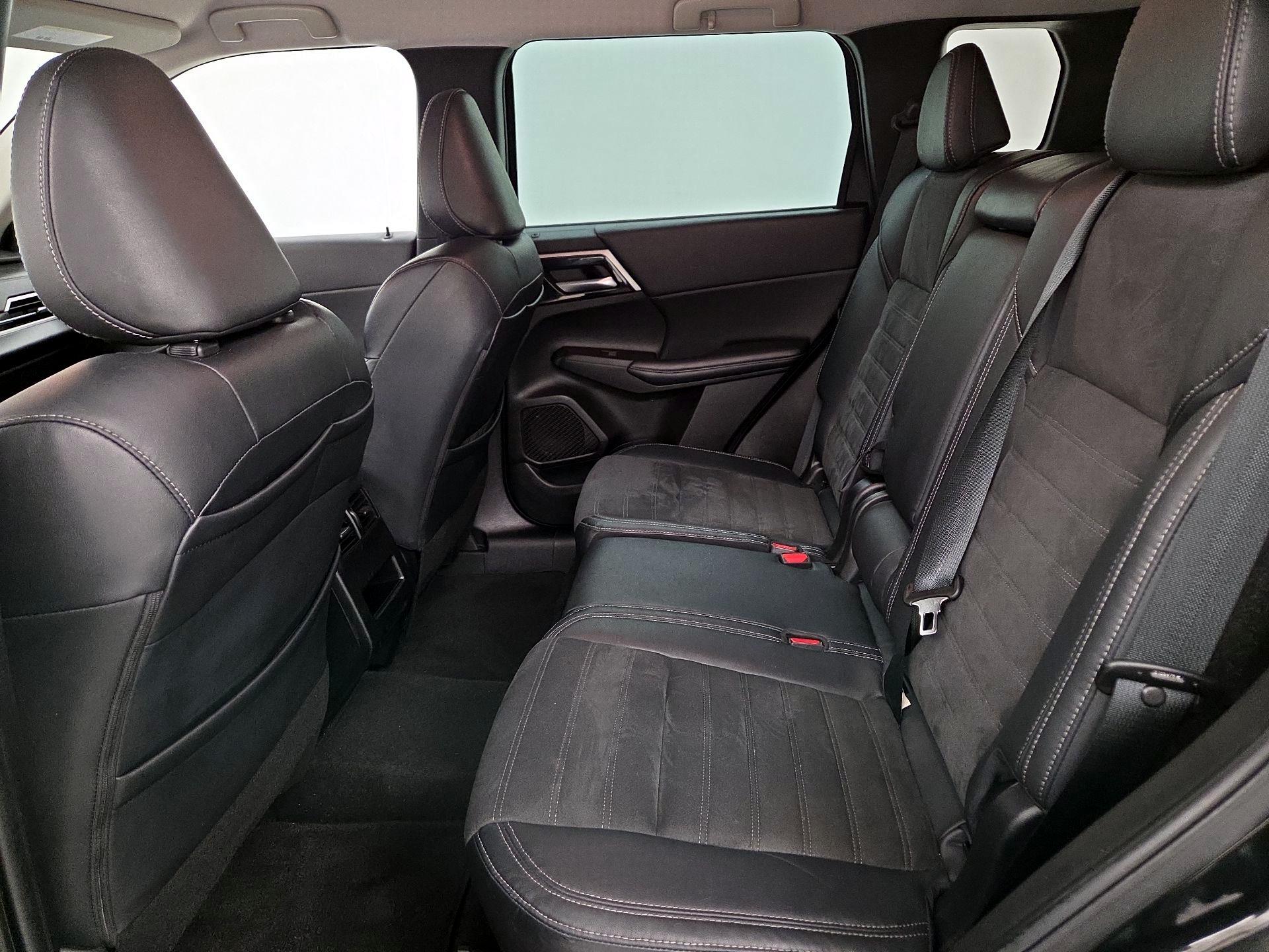 Thumbnail: 2023 Mitsubishi Outlander - 20