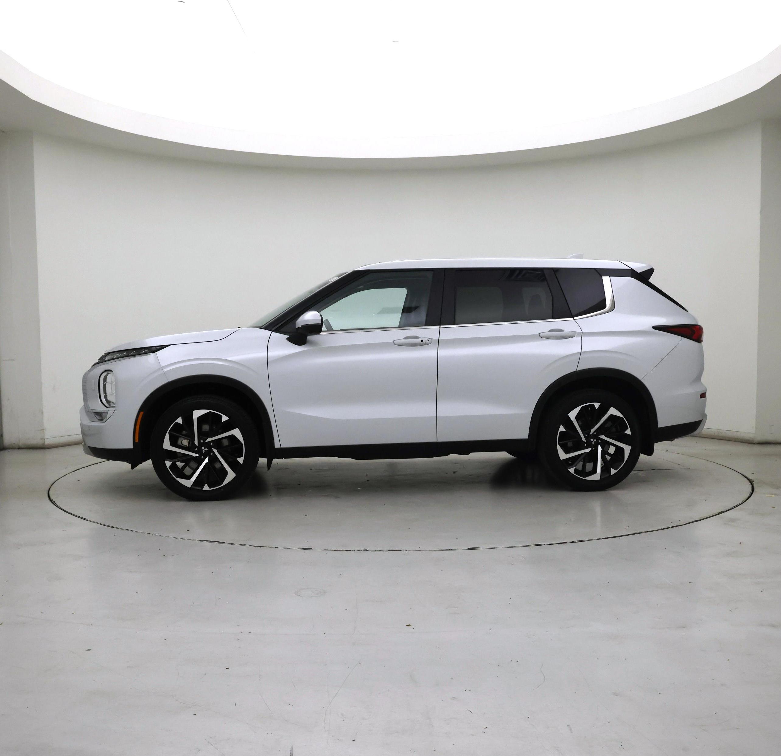 Thumbnail: 2024 Mitsubishi Outlander - 3