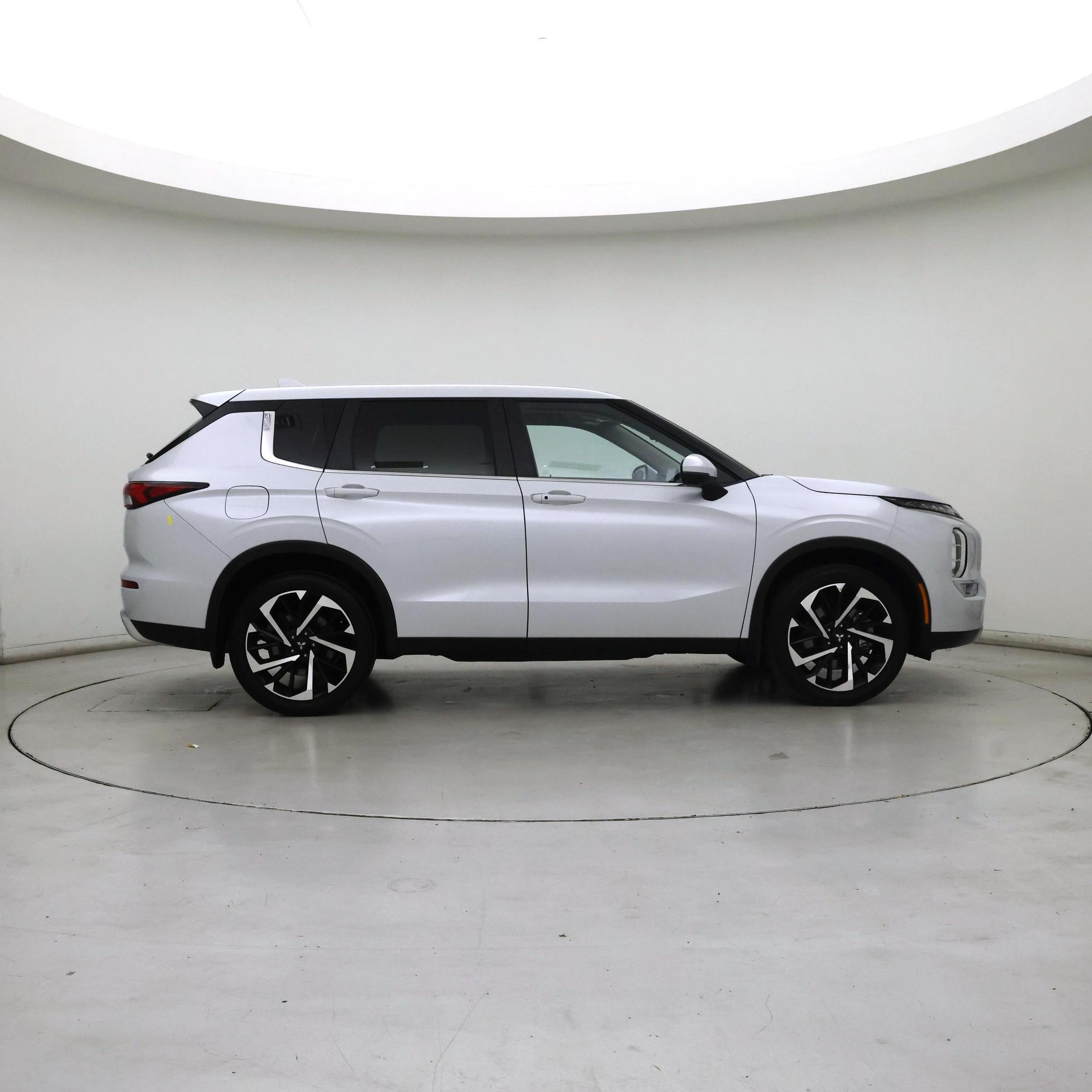 Thumbnail: 2024 Mitsubishi Outlander - 7