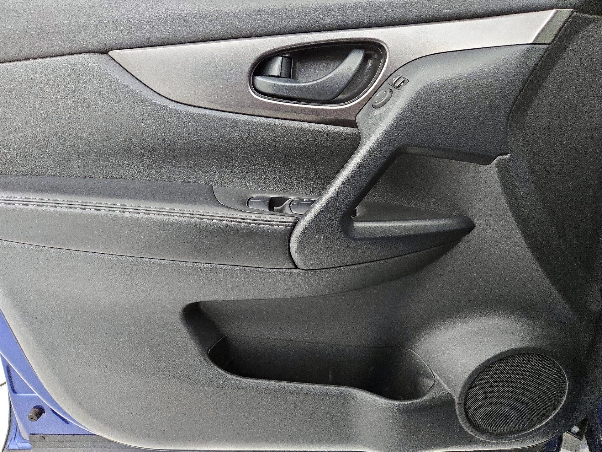 Thumbnail: 2020 Nissan Rogue Sport - 12