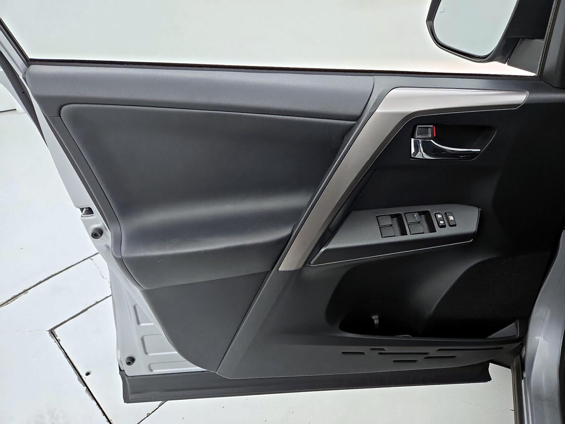 Thumbnail: 2018 Toyota RAV4 - 12