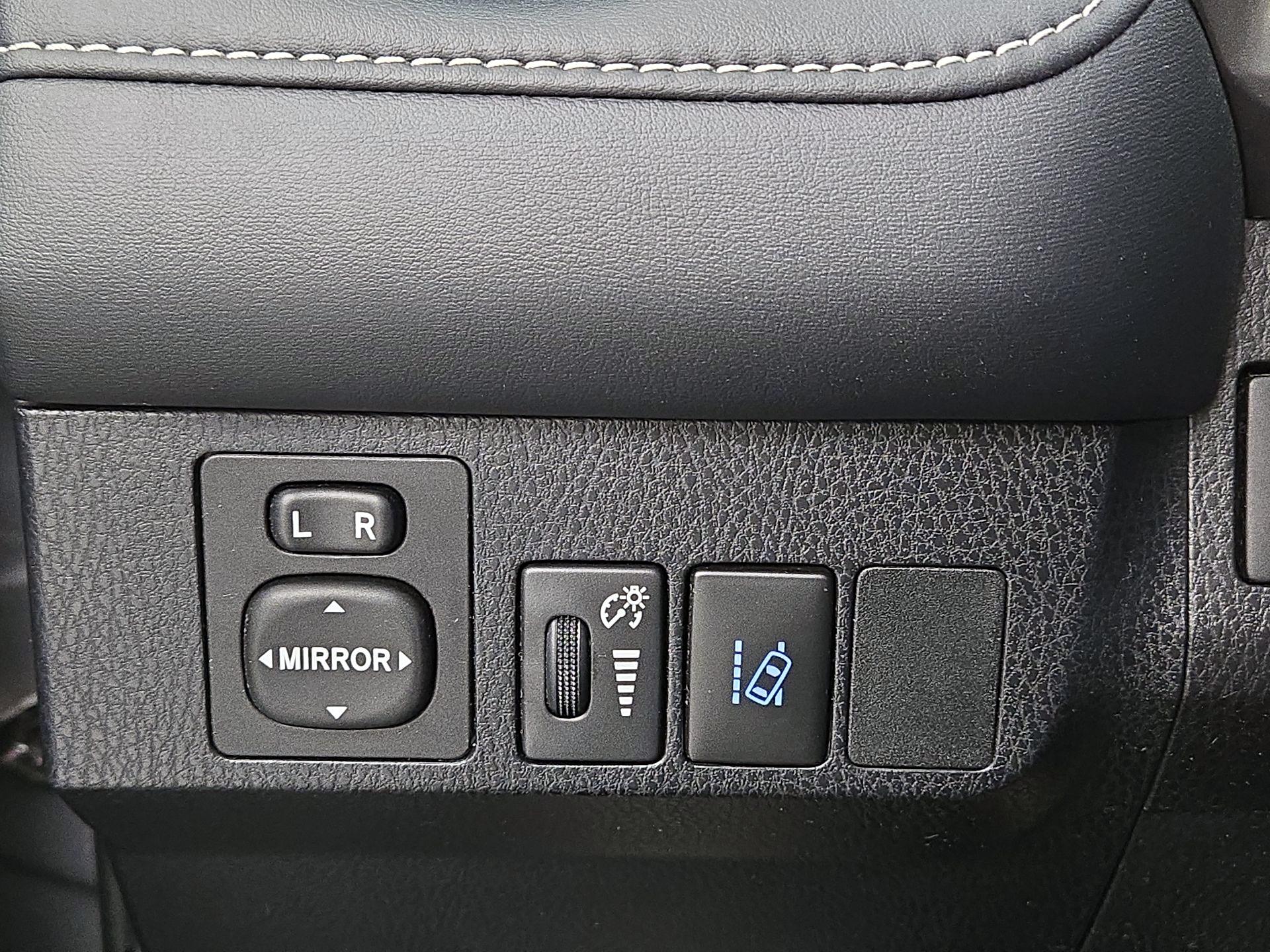 Thumbnail: 2018 Toyota RAV4 - 13