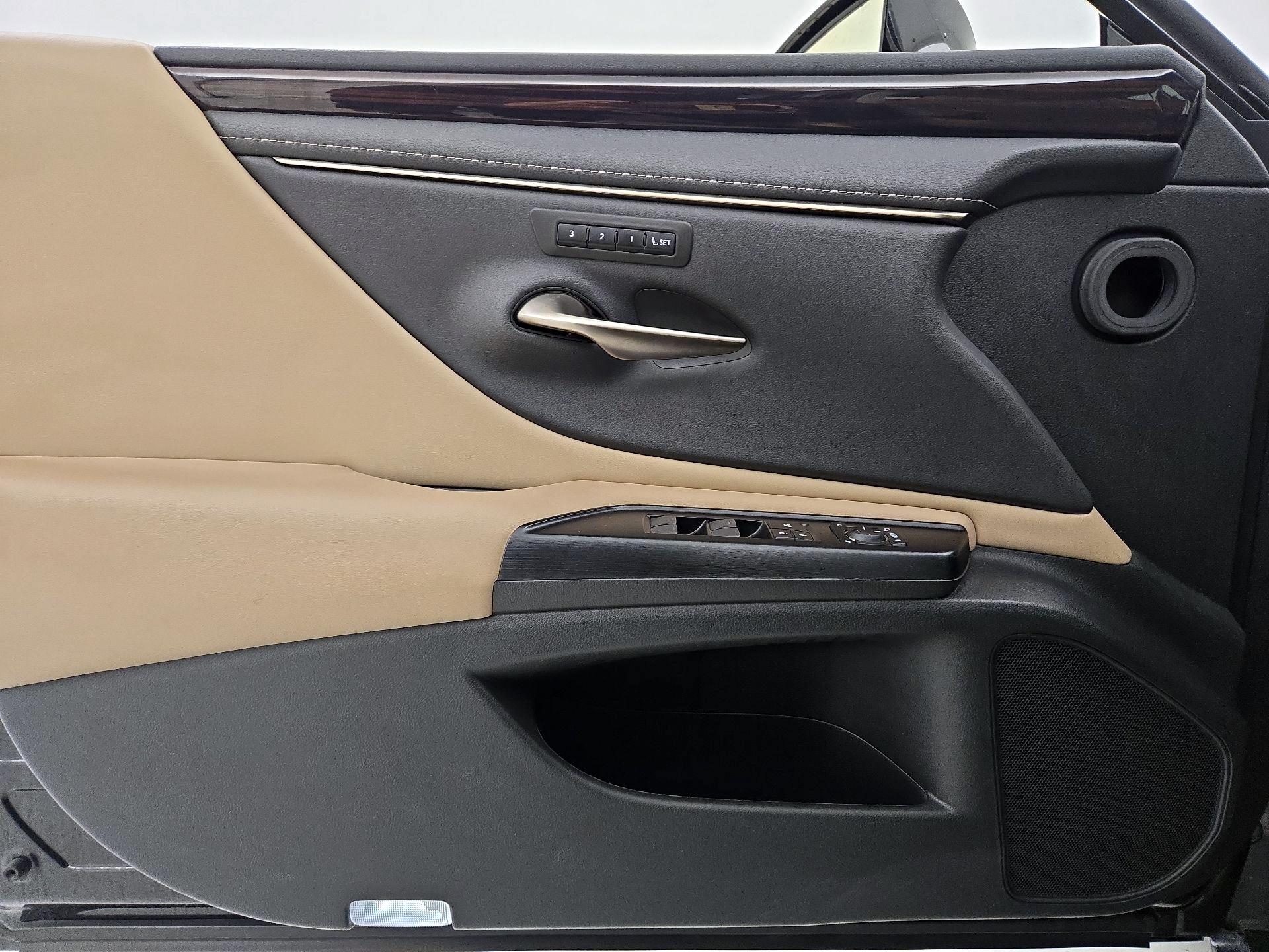 Thumbnail: 2020 Lexus ES - 12