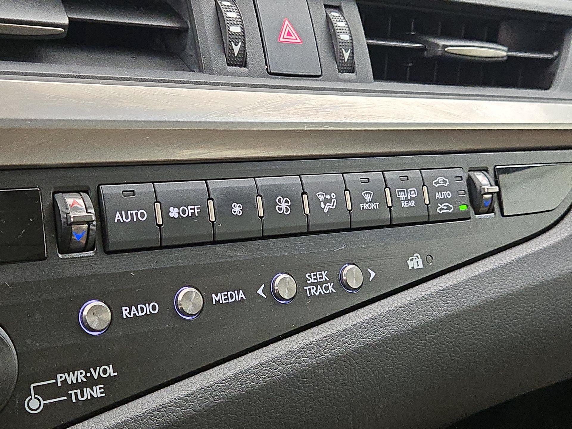 Thumbnail: 2020 Lexus ES - 16