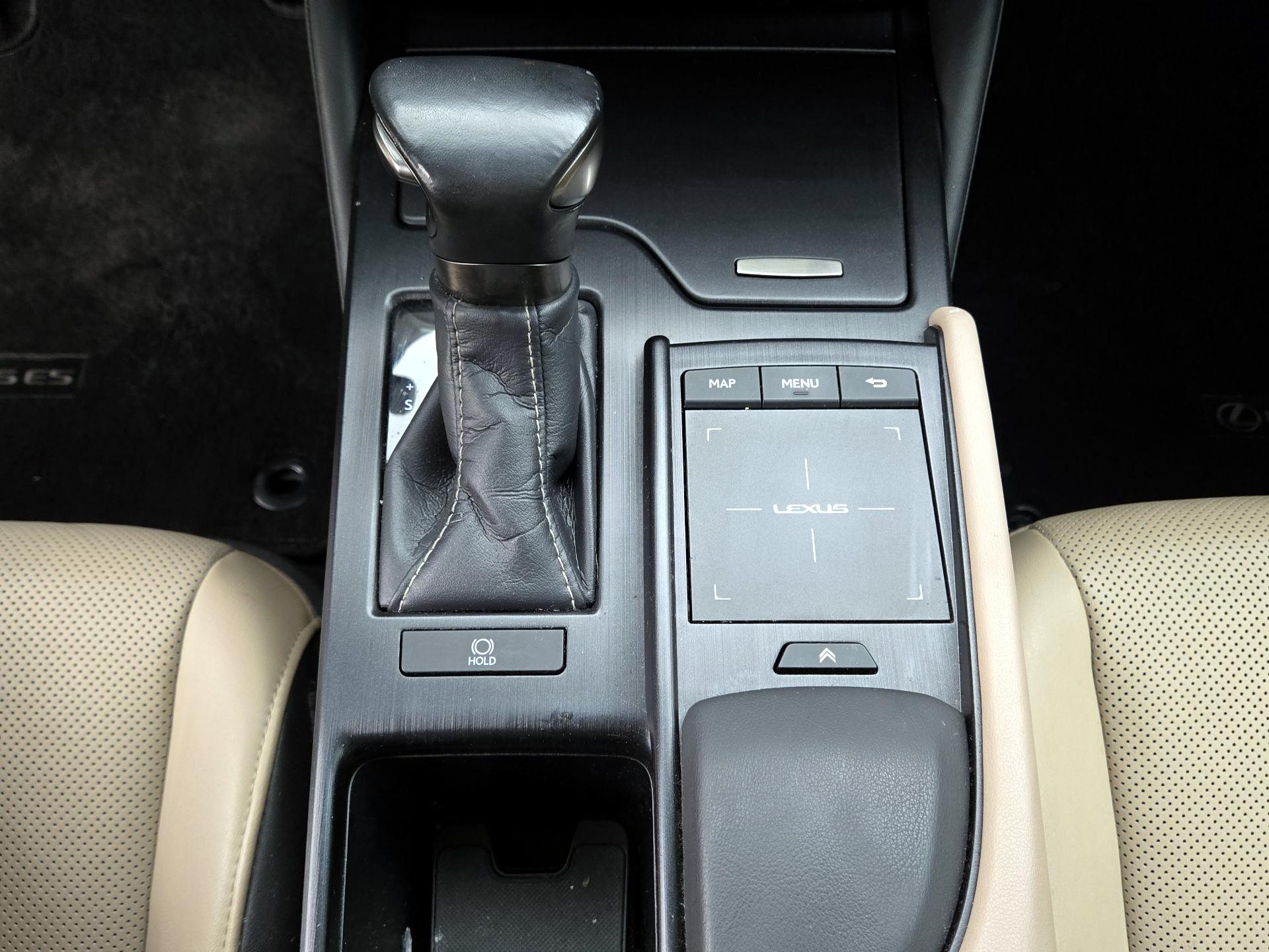 Thumbnail: 2020 Lexus ES - 17