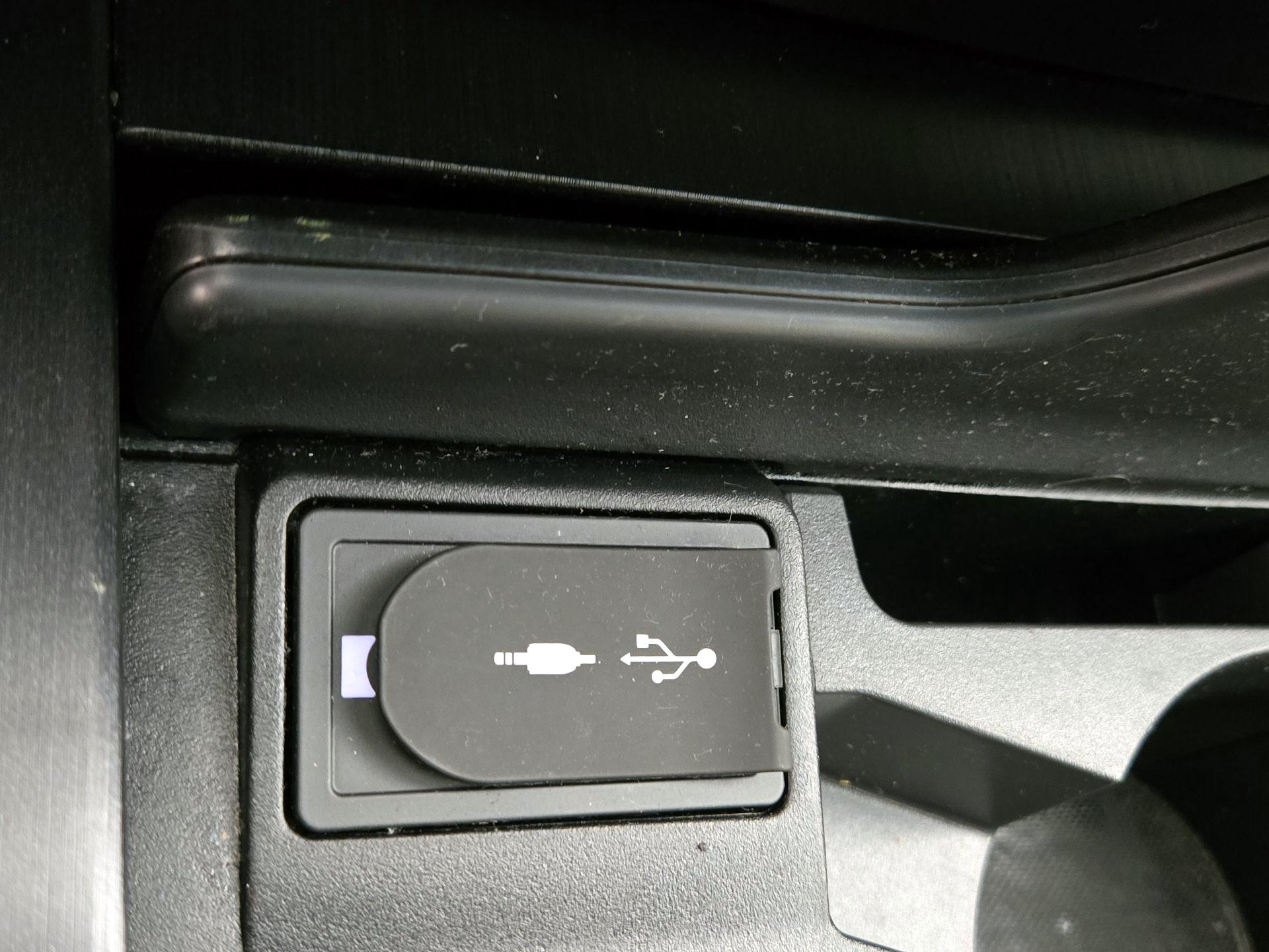 Thumbnail: 2020 Lexus ES - 18