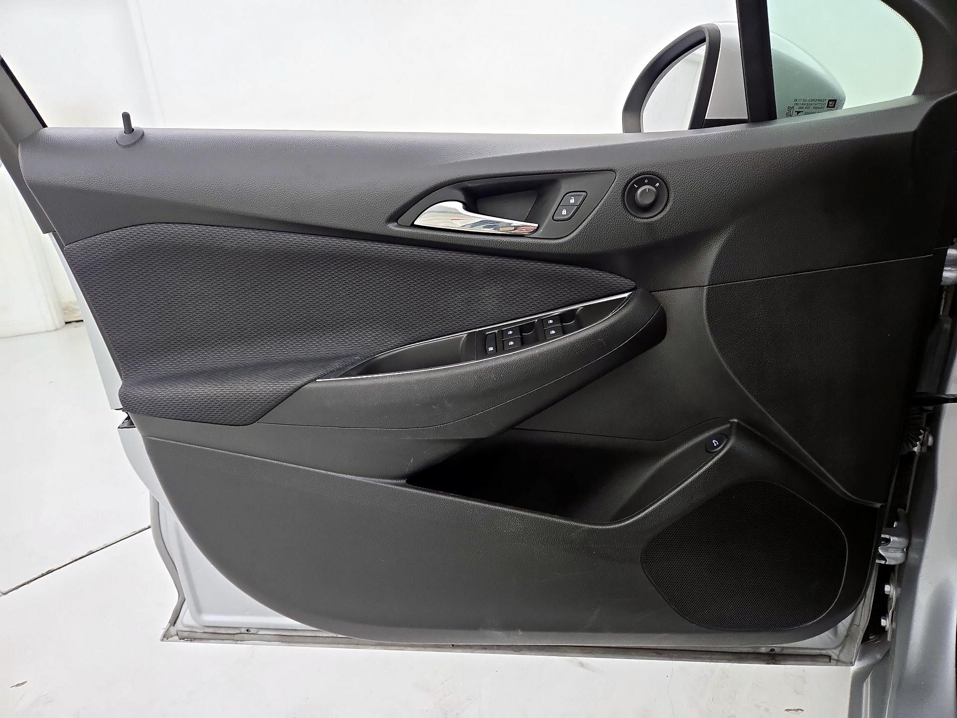 Thumbnail: 2018 Chevrolet Cruze - 12