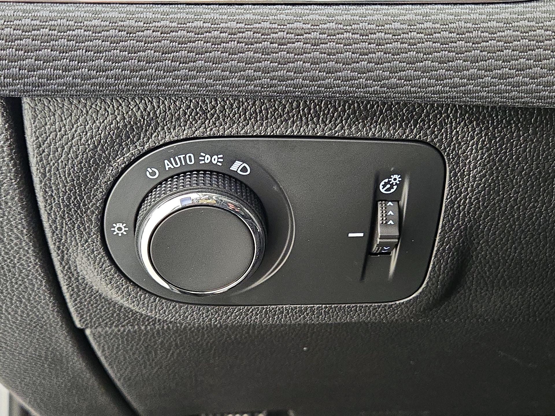 Thumbnail: 2018 Chevrolet Cruze - 13