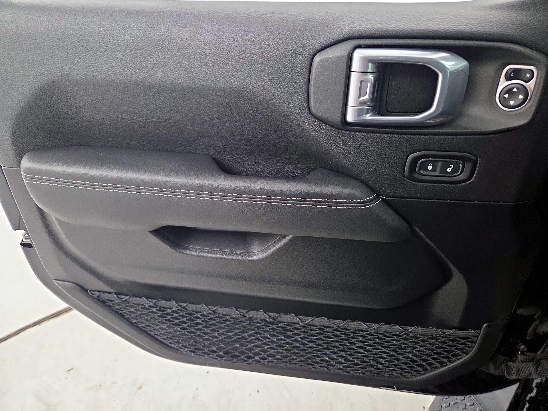 Thumbnail: 2021 Jeep Gladiator - 12