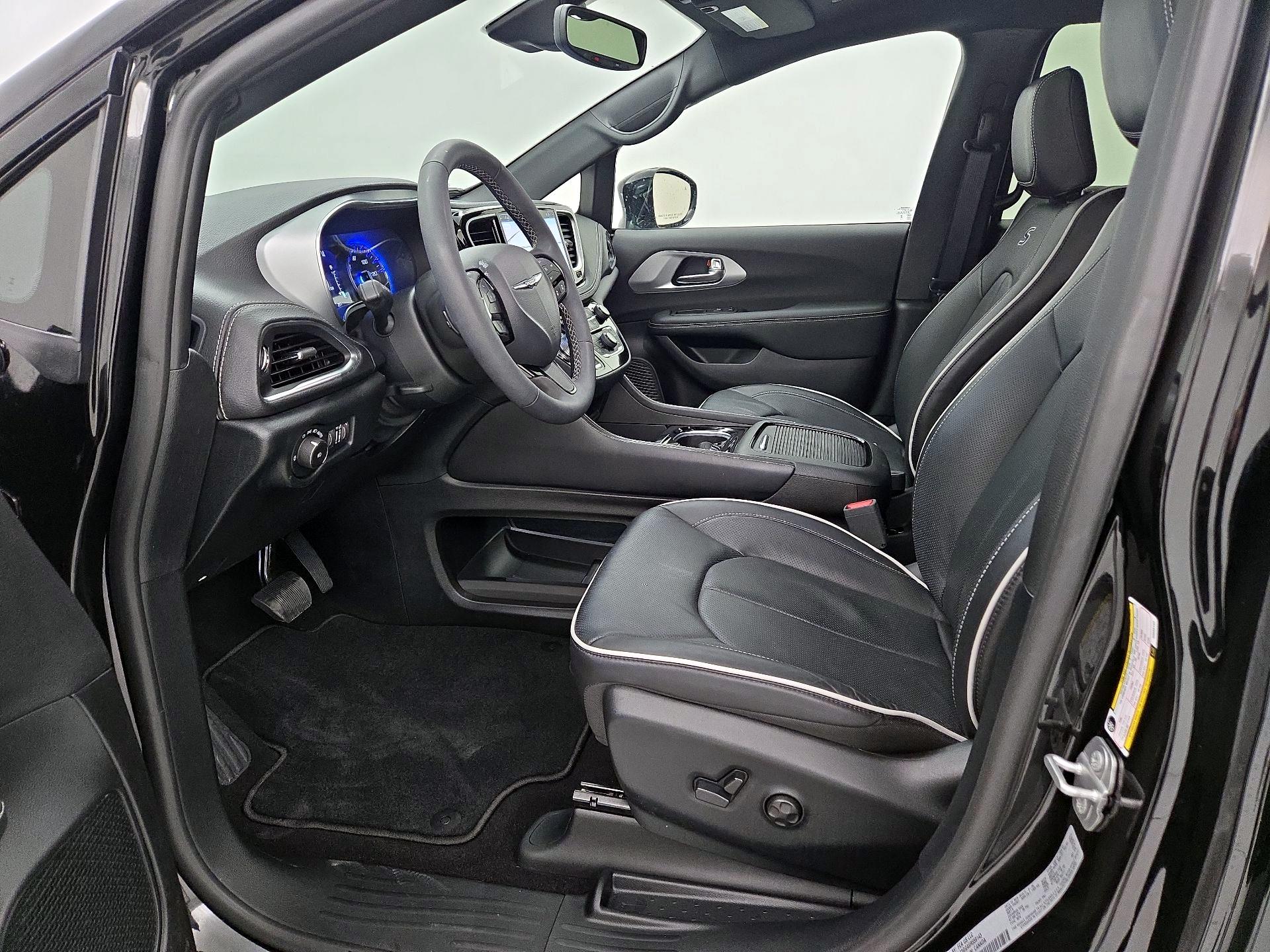 Thumbnail: 2025 Chrysler Pacifica - 11