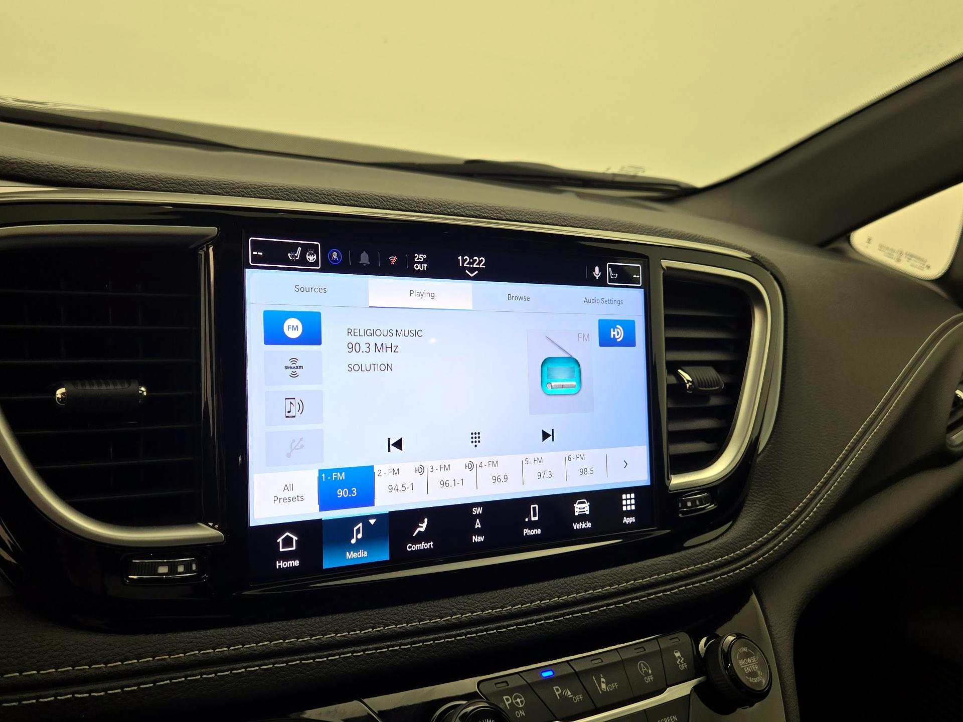 Thumbnail: 2025 Chrysler Pacifica - 16