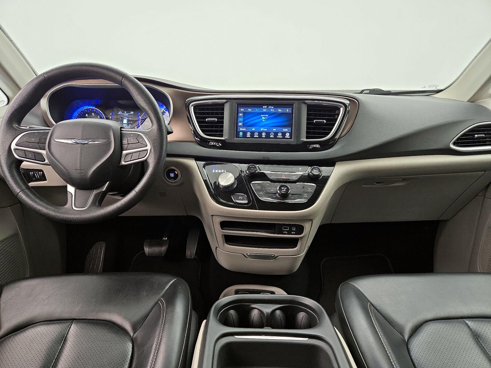 Thumbnail: 2020 Chrysler Voyager - 9