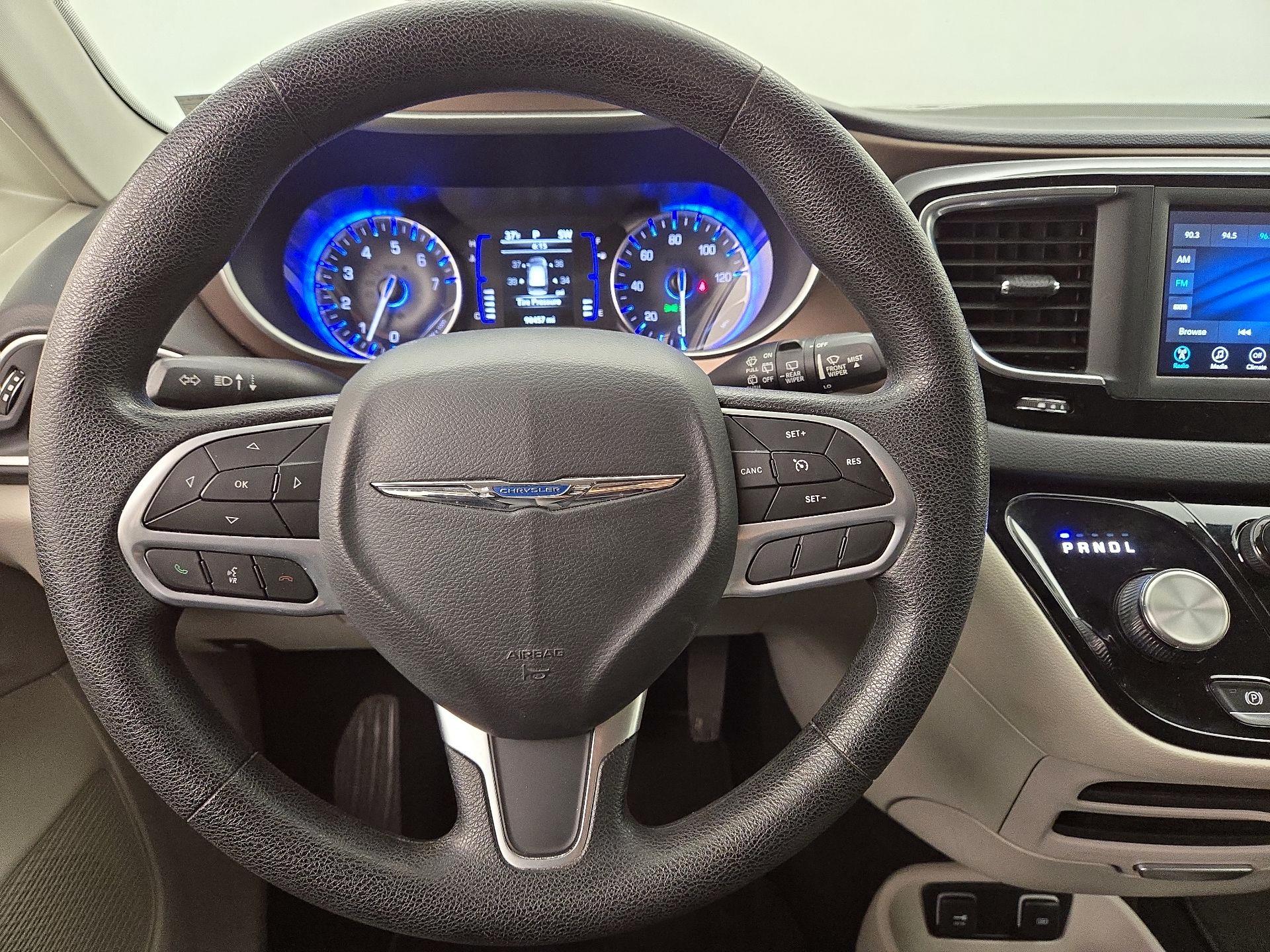 Thumbnail: 2020 Chrysler Voyager - 10