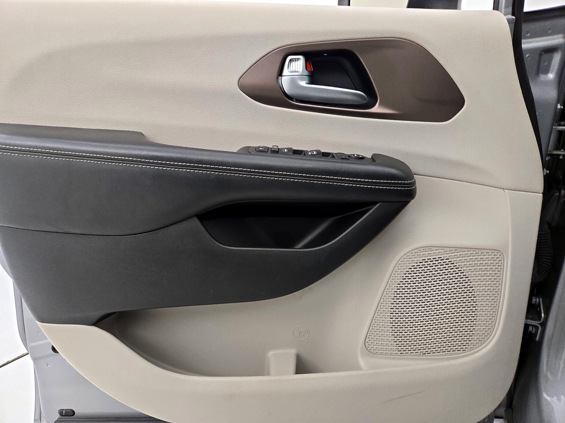 Thumbnail: 2020 Chrysler Voyager - 12