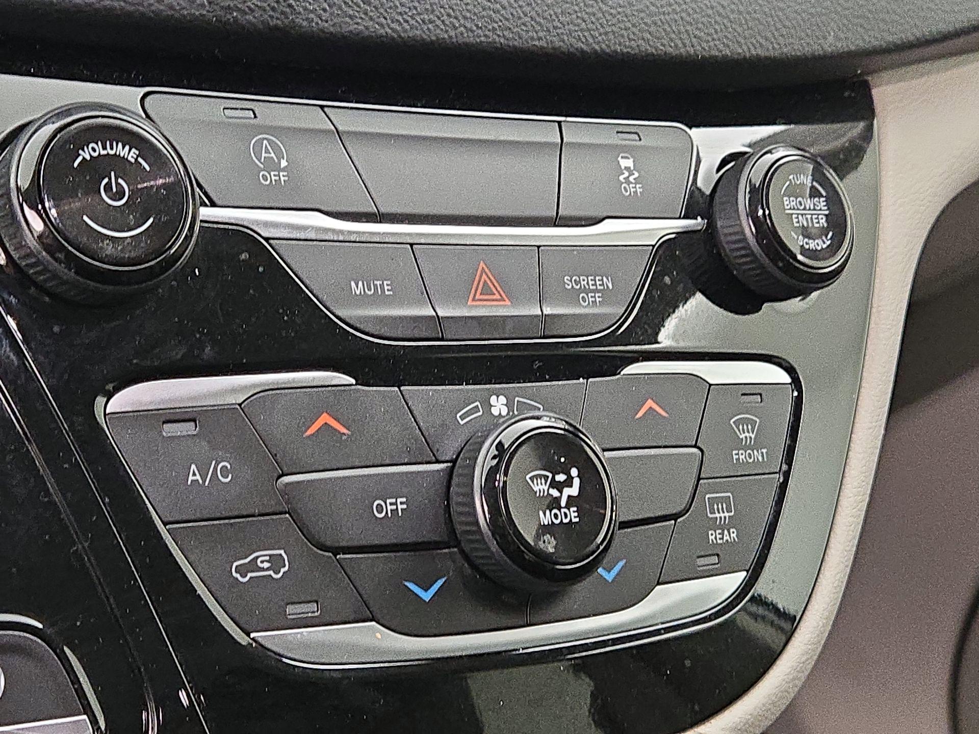 Thumbnail: 2020 Chrysler Voyager - 15