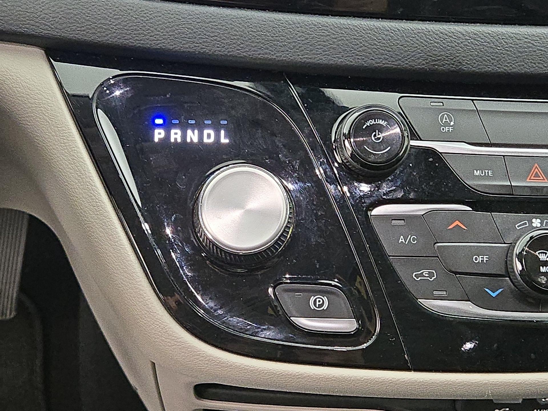 Thumbnail: 2020 Chrysler Voyager - 16