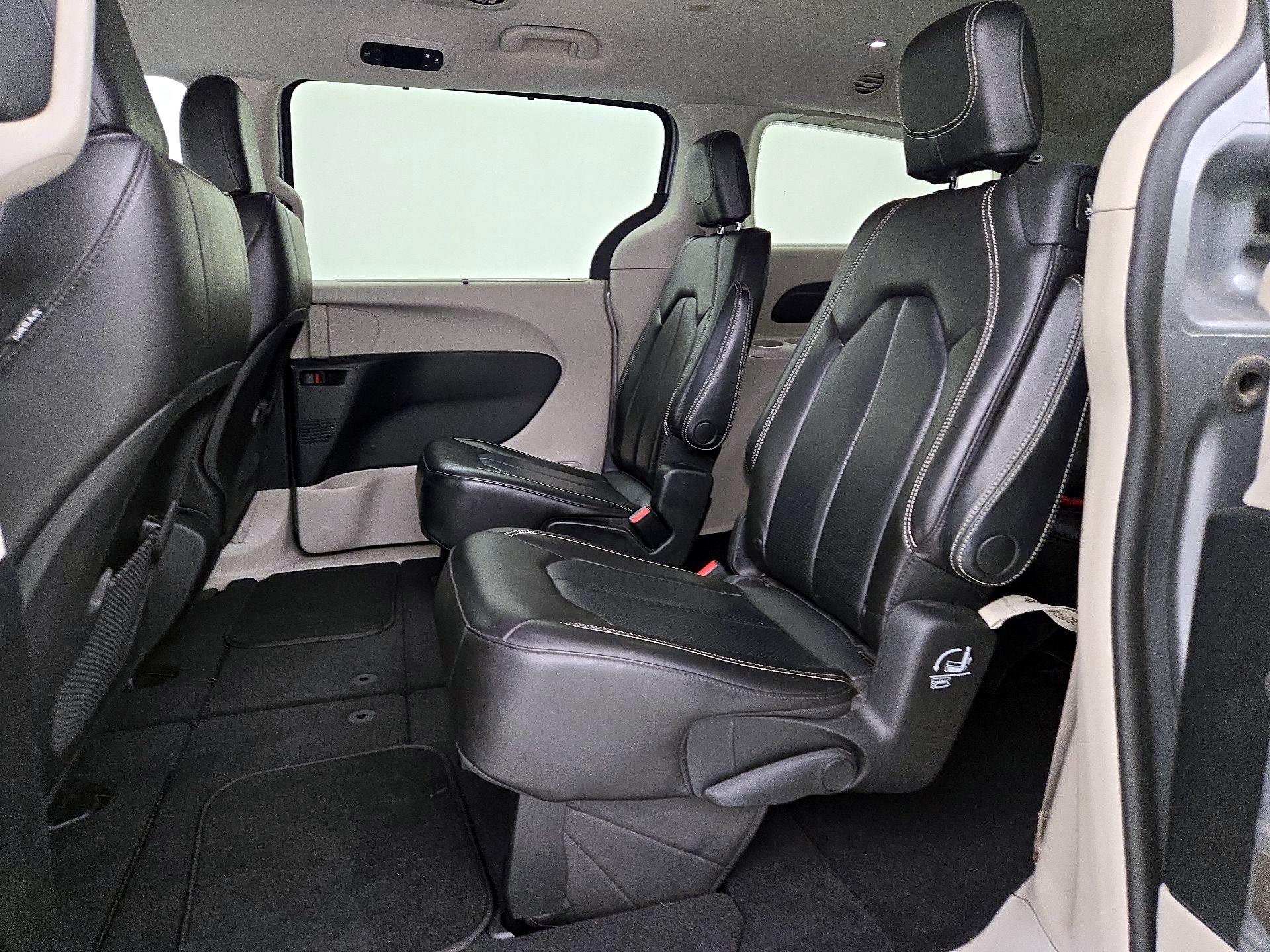 Thumbnail: 2020 Chrysler Voyager - 18