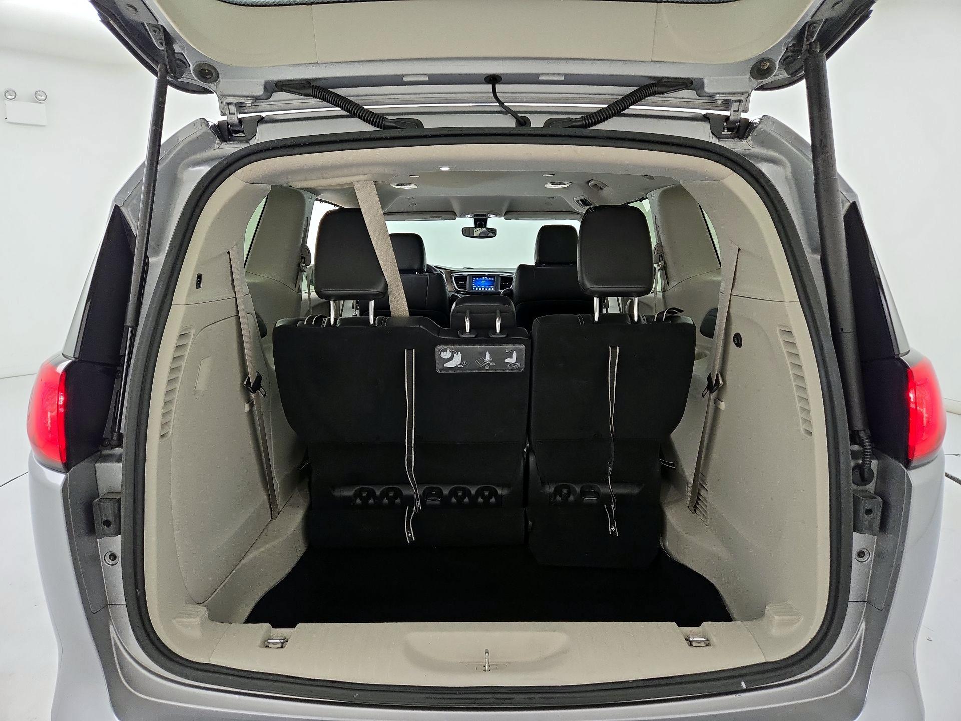 Thumbnail: 2020 Chrysler Voyager - 20