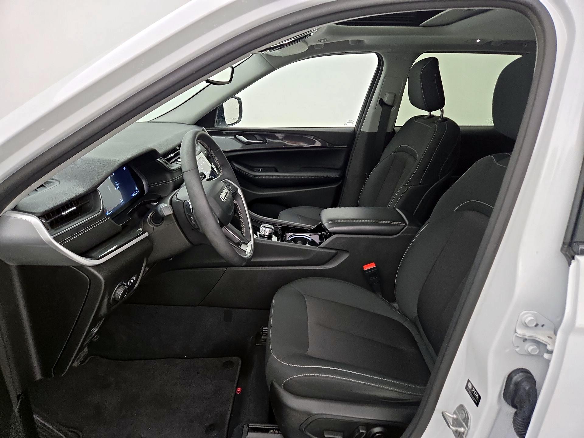 Thumbnail: 2023 Jeep Grand Cherokee - 11