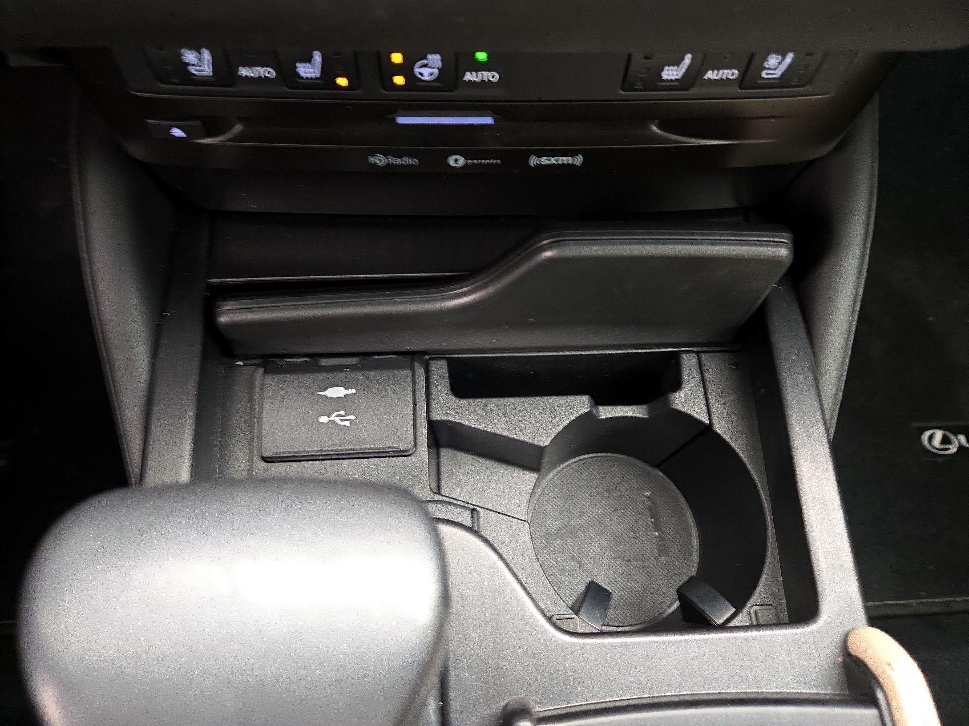 Thumbnail: 2021 Lexus ES - 19