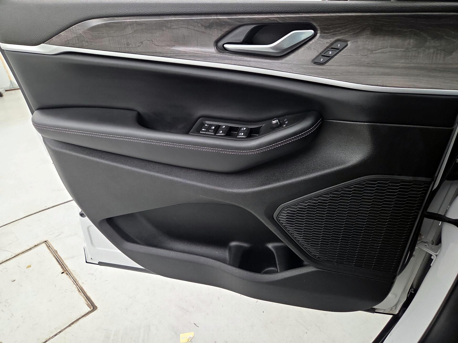 Thumbnail: 2023 Jeep Grand Cherokee - 10