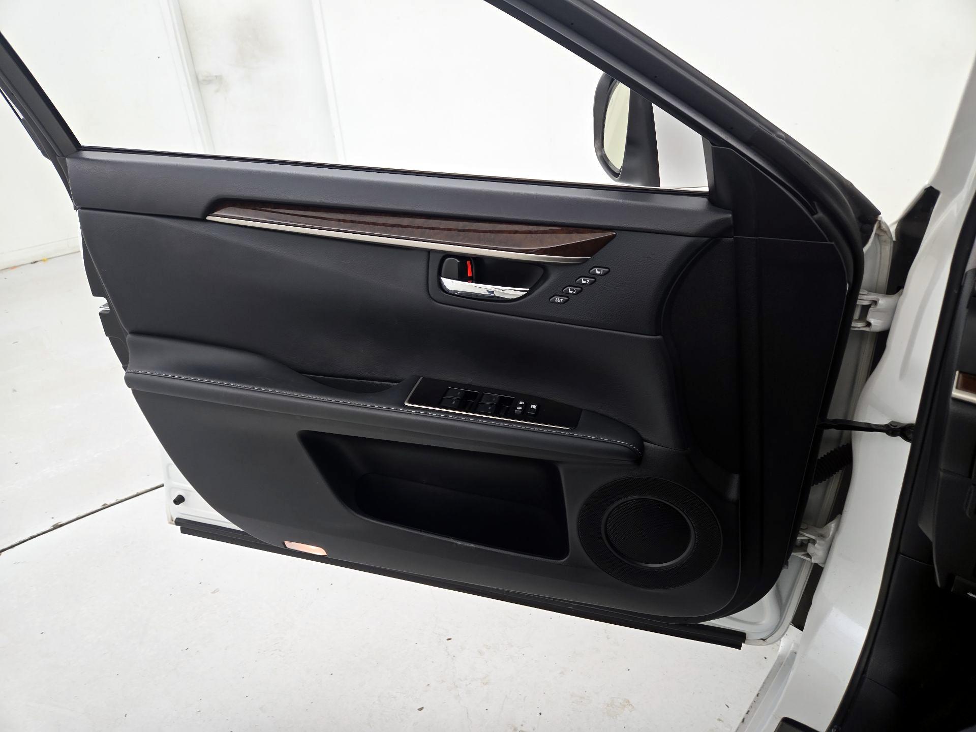 Thumbnail: 2016 Lexus ES - 12